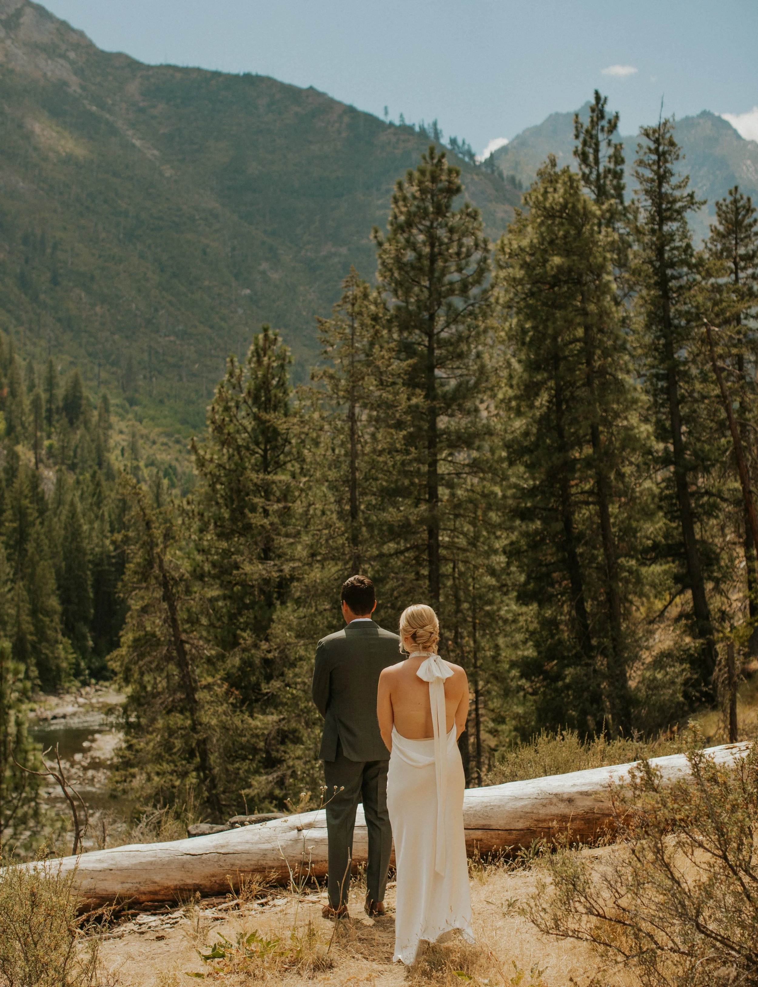 Simultaneously the silliest goofballs and the most teary eyed couple of the season. K + J was nothing short of a dream! Honored to have gotten to spend this day alongside them on my favorite place ever 🏔️

Venue @sleepingladymountainresort @jquewl 
