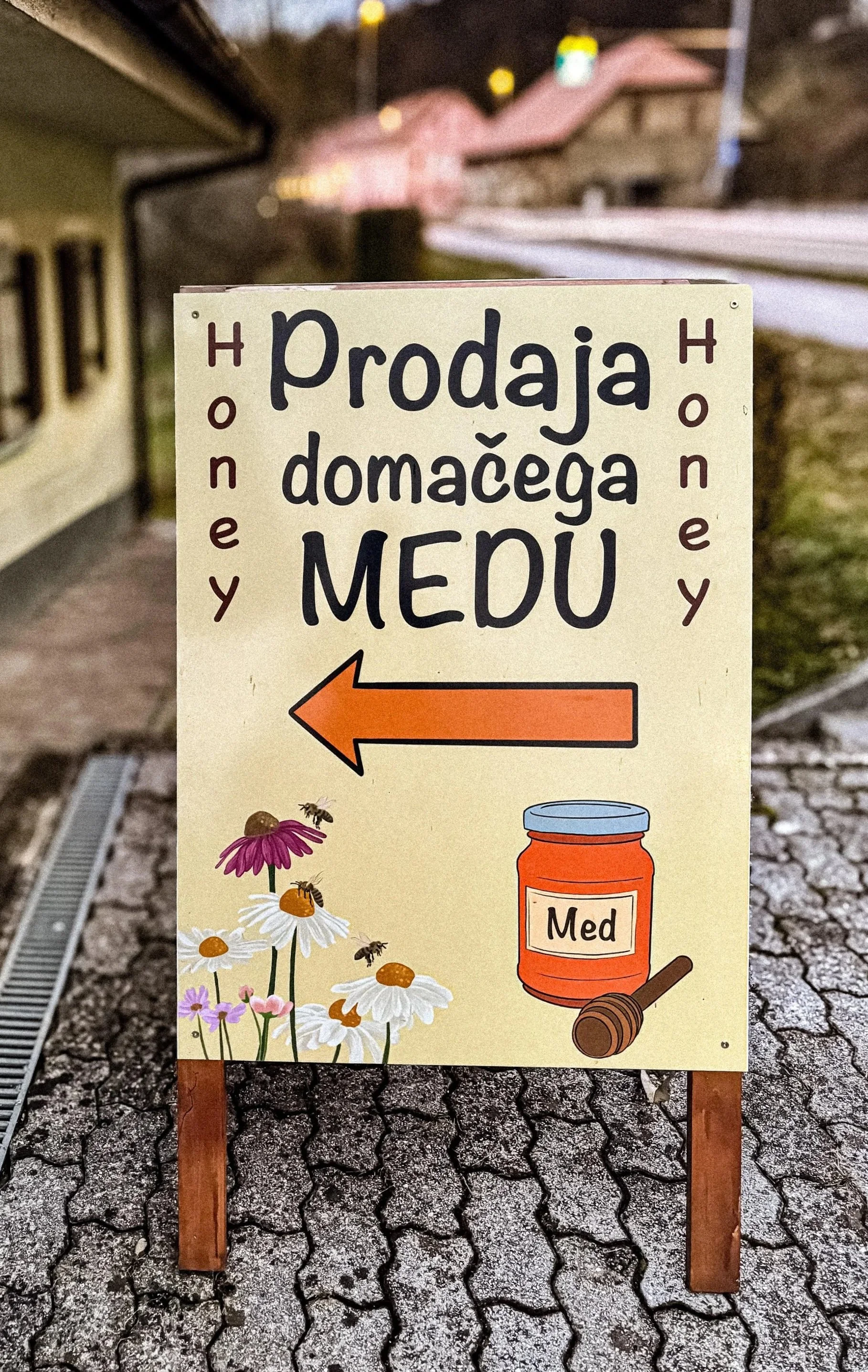 Dekorativna folija z motivom medu in cvetja lepljena na a-stojalo 