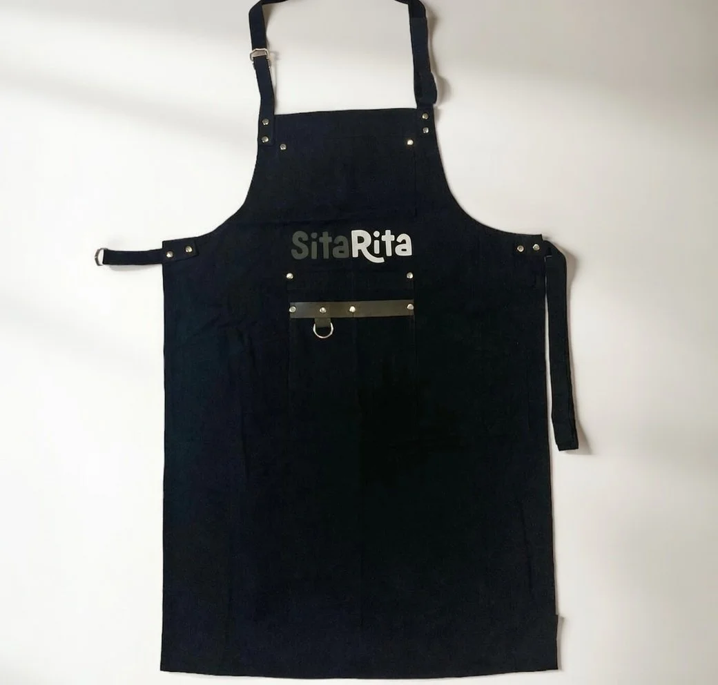 Predpasnik s tiskom – natisnjen logotip in tekst na črni tkanini