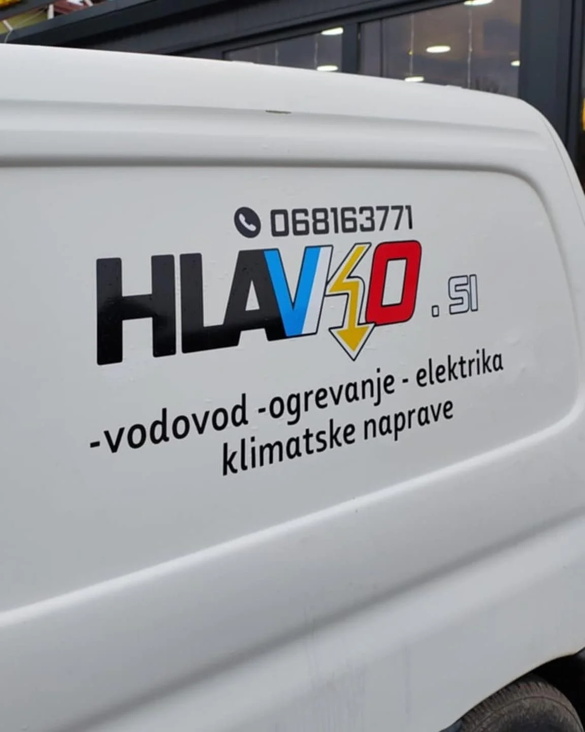 Natisnjen in izrezan logotip na kombiju 