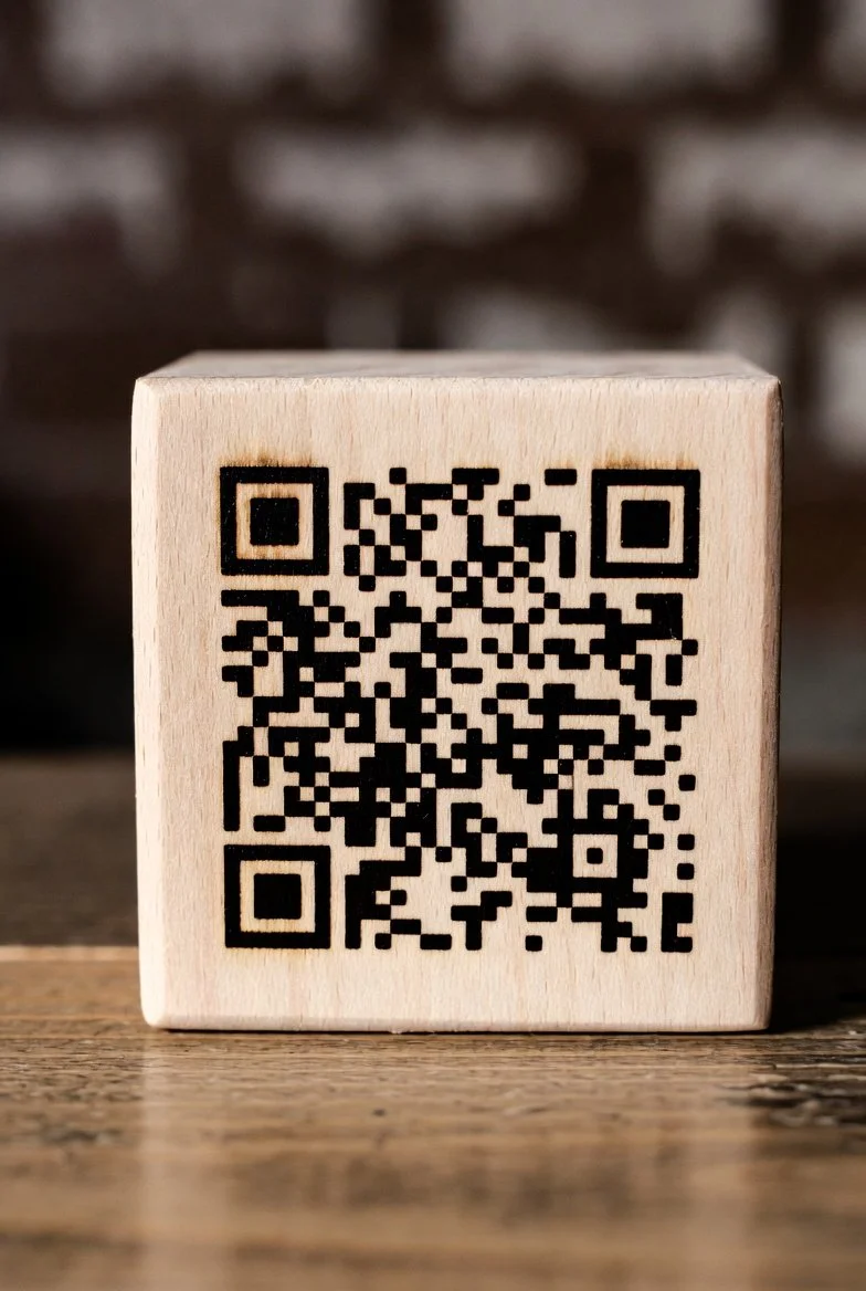 QR koda gravirana na leseno kocko – funkcionalna promocijska gravura za lokale 