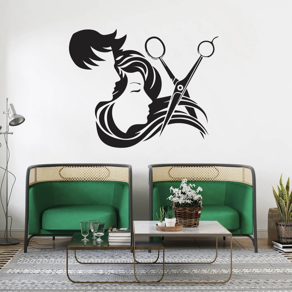 Izrezana črna folija – dekorativna silhueta dekleta na steni