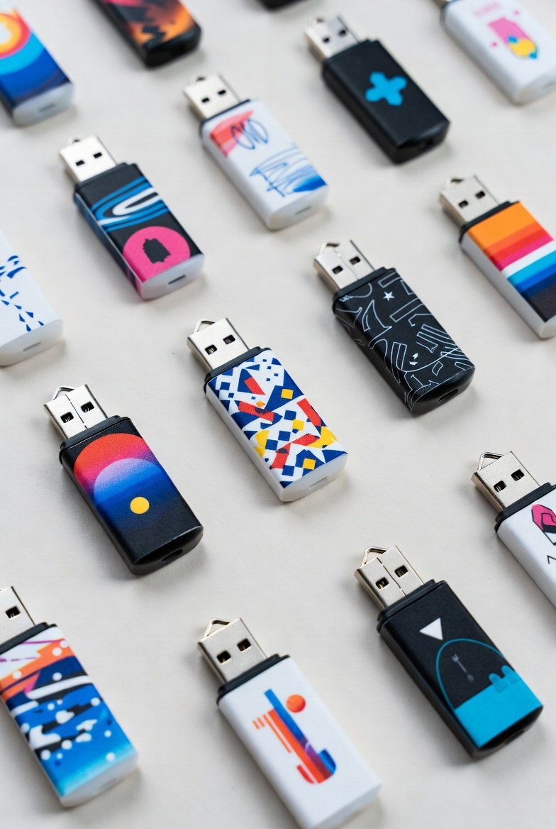 USB ključi s potiskom logotipa – poslovna darila po meri