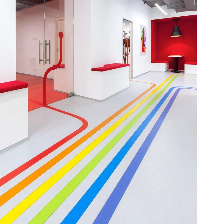 Barvna dekorativna folija na steklu in na tleh – geometrijski vzorci v pisanih barvah