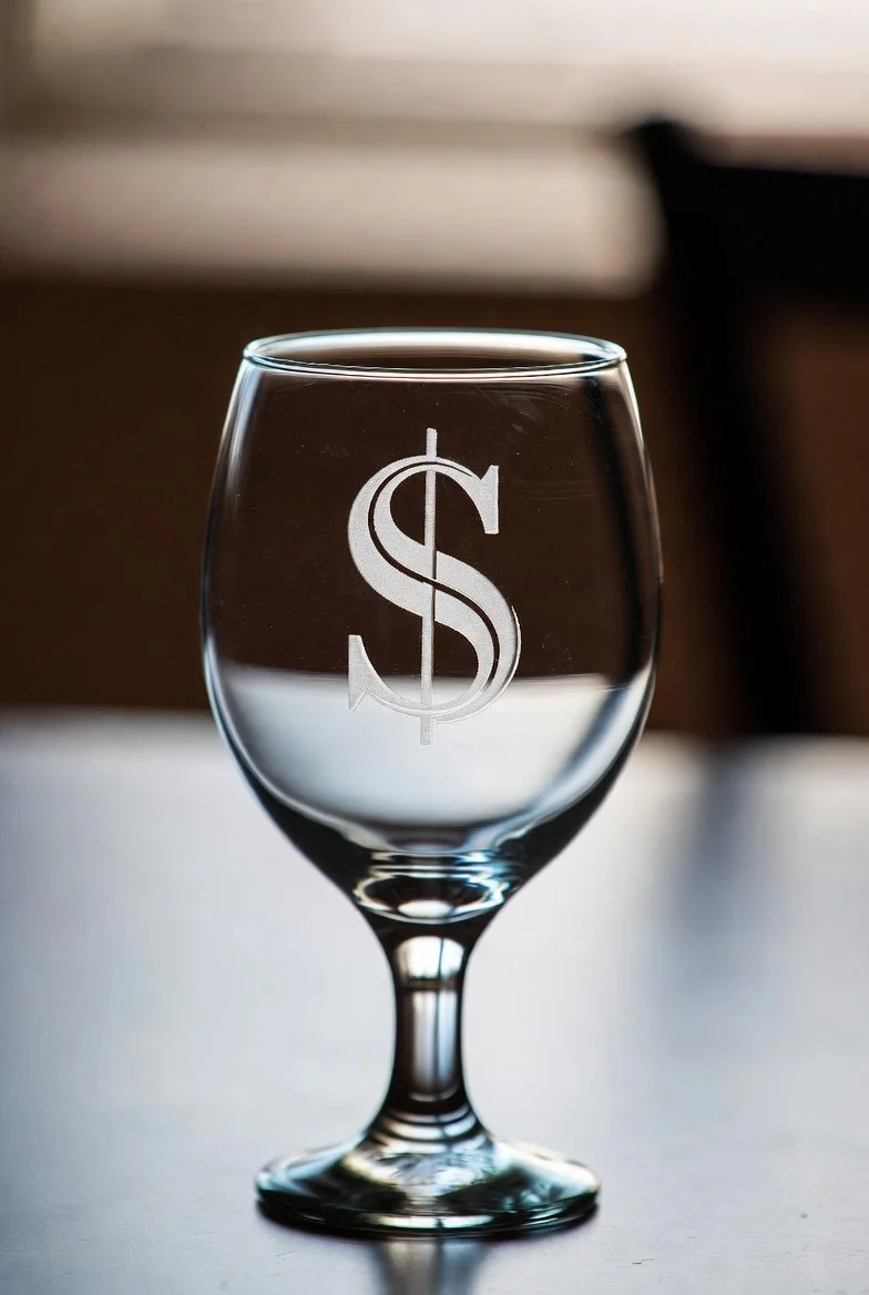 Gravura na steklenem kozarcu – eleganten logotip ali vzorec