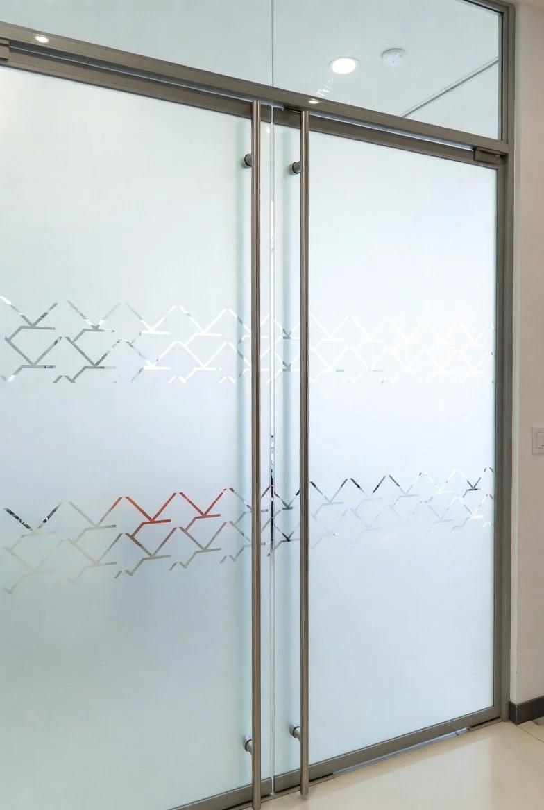 Matirana folija na steklenih vratih – peskani videz, zasebnost in dekoracija