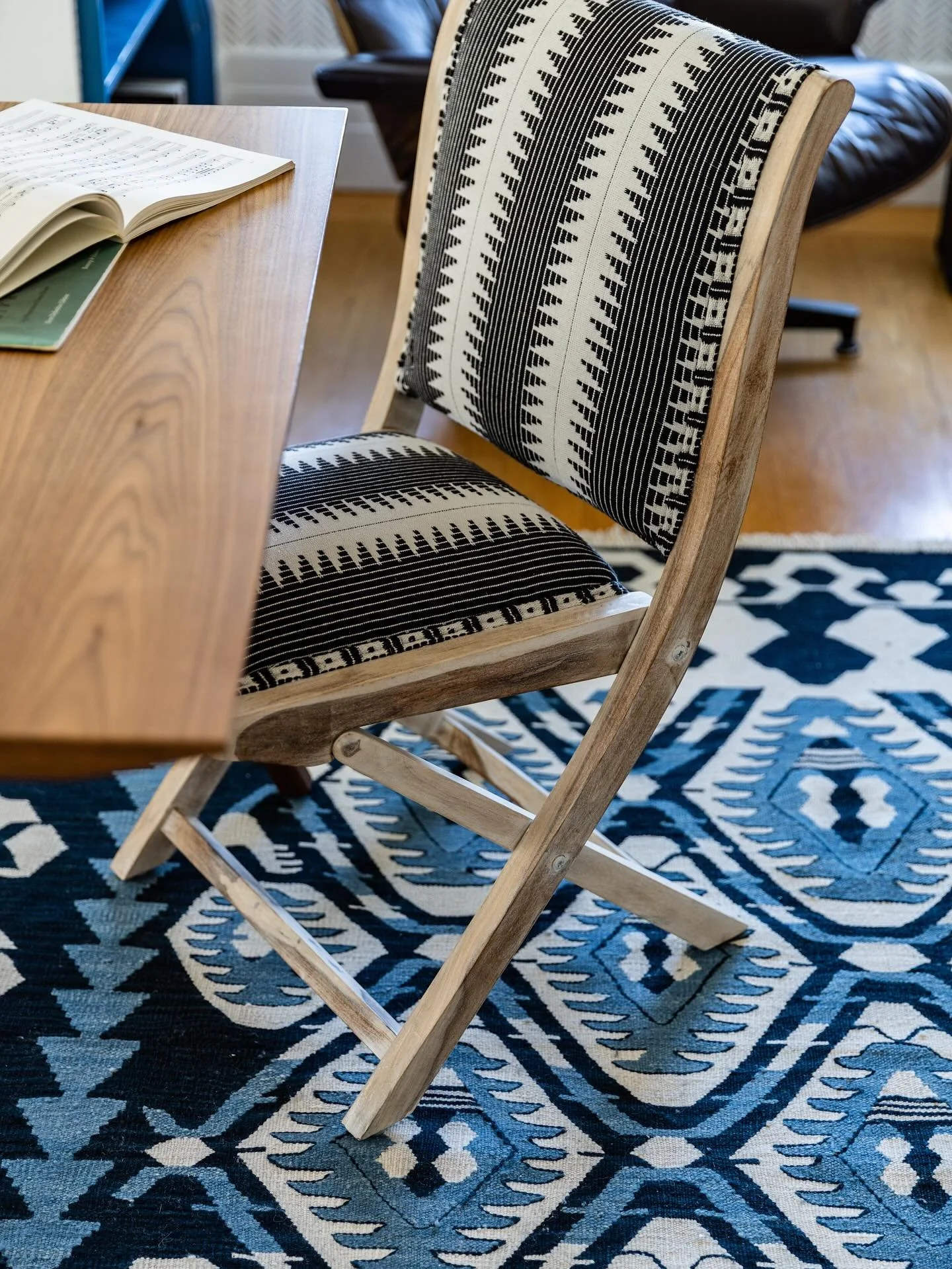 Color and pattern are the key players in this dramatic loft. 

Design | @retirodesign.co 
Photography | @kuohphotography 

#interiordesign 
#sanfranciscohomes 
#loft
#patternplay
#color 
#retirodesignco
