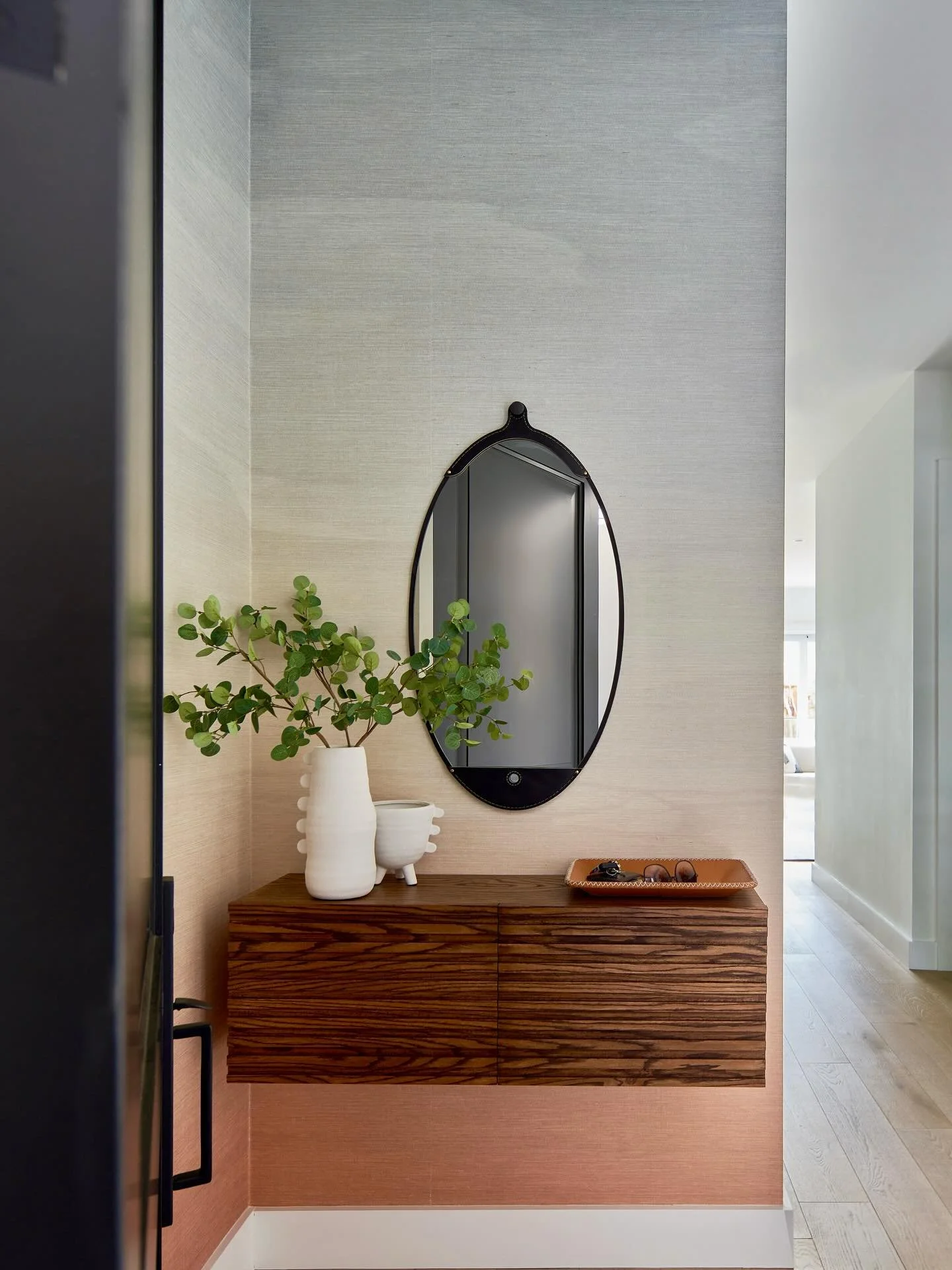 Set the right tone with a statement entryway. 

Design | @retirodesign.co 
Photography | @kuohphotography 

#marinhomes 
#ombr&eacute; 
#interiordesign 
#entry 
#entryway 
#sanfranciscointeriordesigner #retirodesignco
