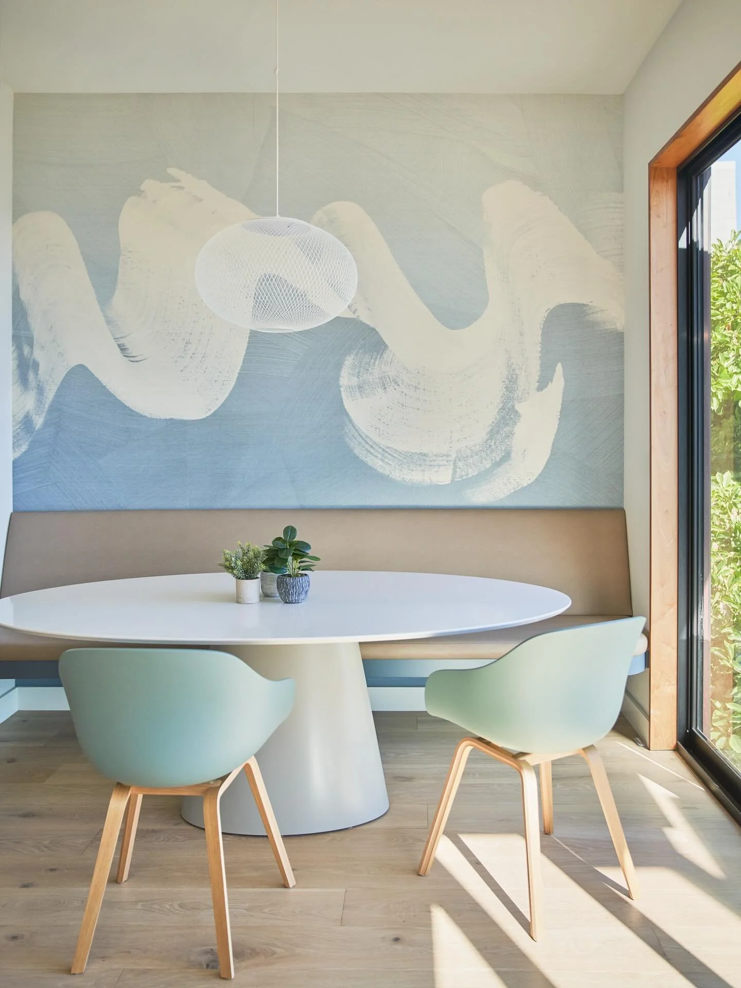 This sunny spot is the perfect place for this stylish breakfast nook. 

Design | @retirodesign.co 
Photography | @kuohphotography 

#breakfastnook 
#breakfastnookdesign 
#interiordesign 
#sanfranciscohomes 
#californialiving 
#retirodesignco