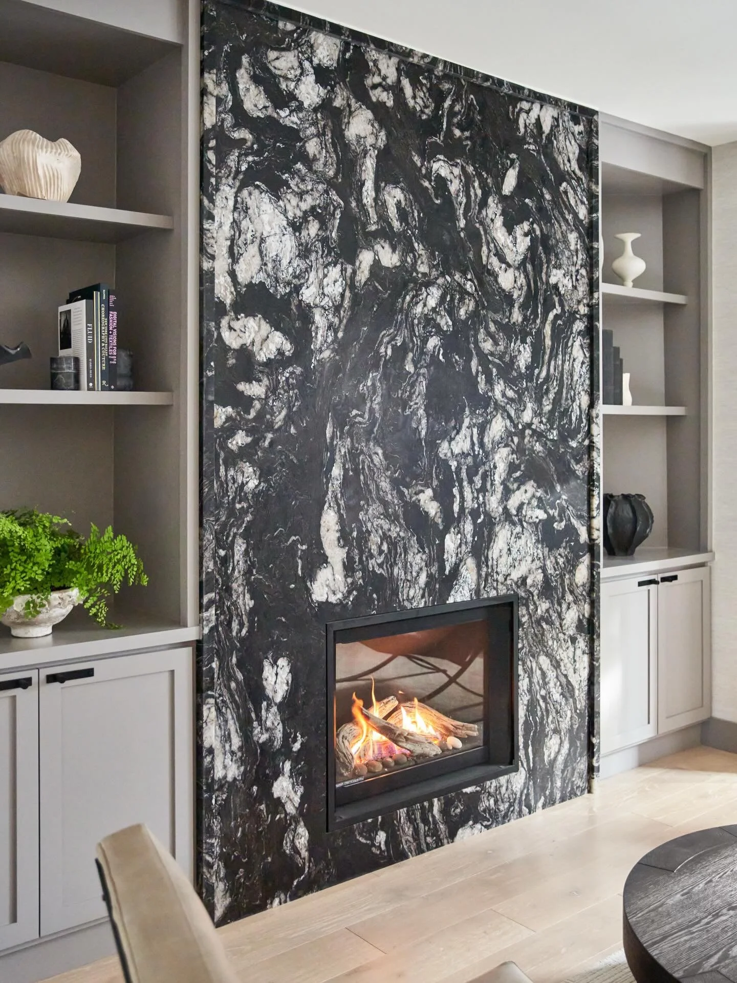 Moody and sophisticated but still inviting. The earthy tones and edgy details came together beautifully in our 3rd Ave living room. 

Design | @retirodesign.co 
Photography | @kuohphotography 
Styling | @matador_studio 

#livingroom 
#luxurydecor 
#n