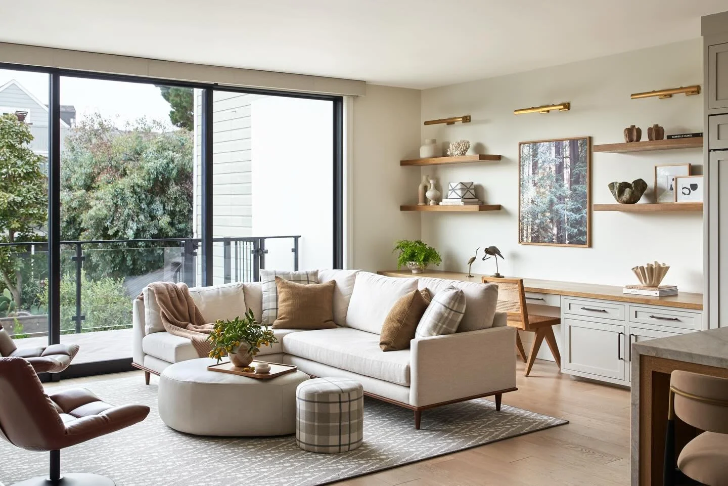TGIF. Our 3rd Ave family room is the perfect place for some rest and relaxation this weekend. 

#familyroomdesign
#greatroomdesign 
#luxuryhomes 

Design | @retirodesign.co 
Photography | @kuohphotography 
Styling | @matador_studio