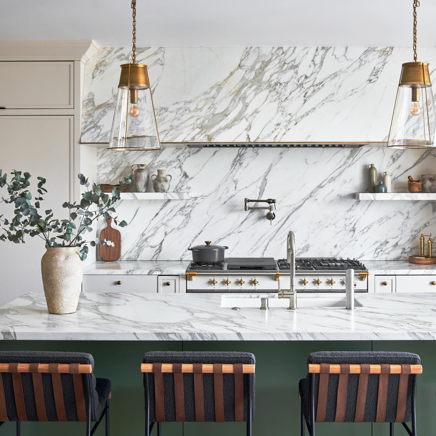 Marble may not be the most durable option in the kitchen but there&rsquo;s no denying its beauty. 

Design | @retirodesign.co 
Photography | @kuohphotography 

#calacattamarble 
#kitchendesign 
#luxuryhomes 
#retirodesignco