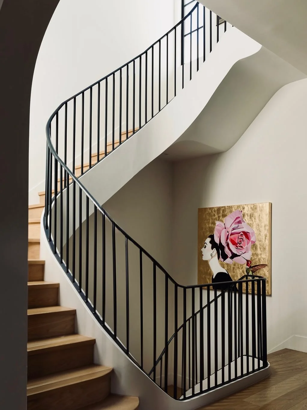 Form and function. A curved staircase transforms movement into an experience and structure into art. 

Design | @retirodesign.co 
Architect | @armourarchitecture 

#staircasedesign 
#artindesign 
#inspiredspaces 
#retirodesignco