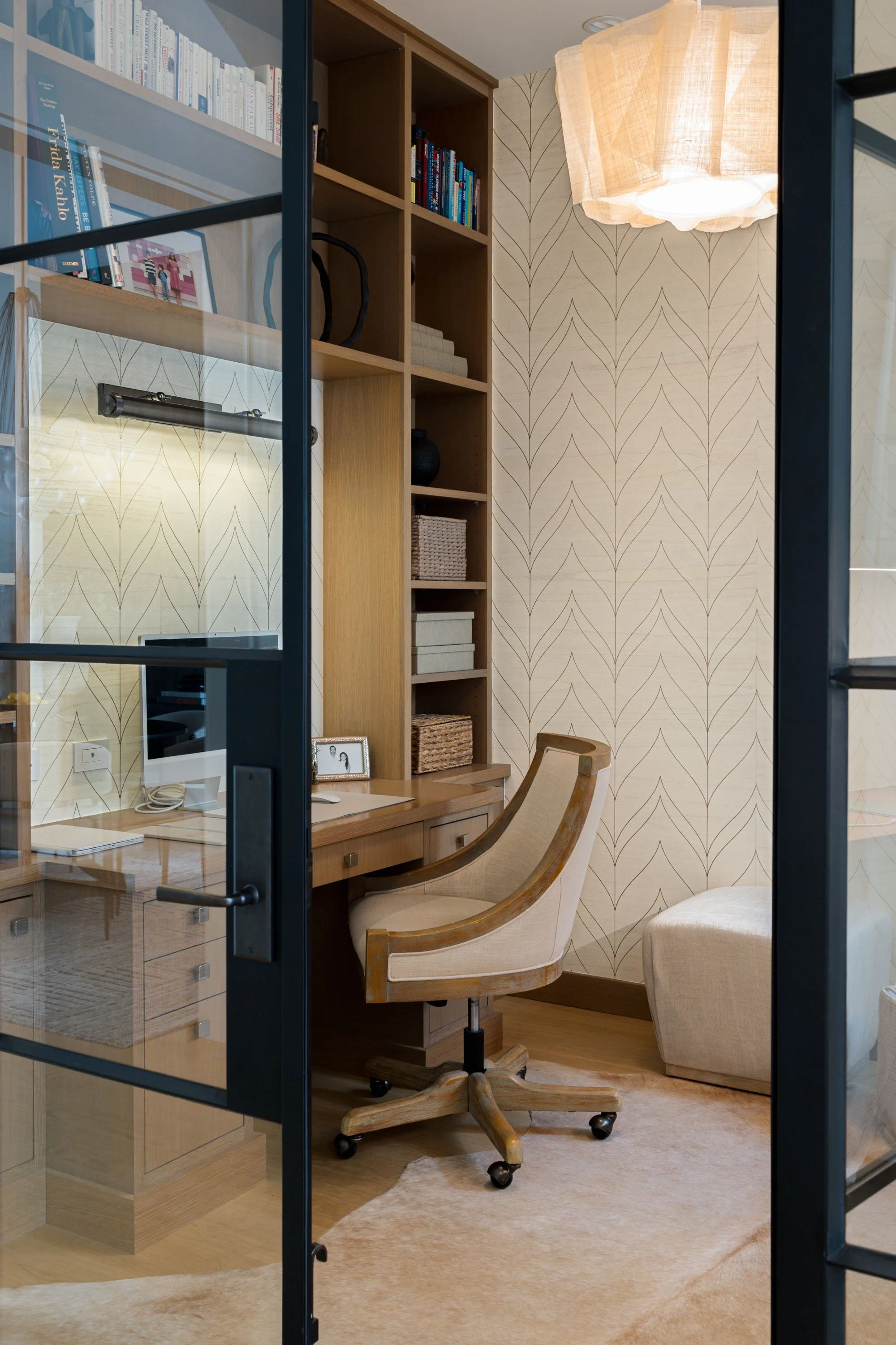 A home office by Retiro Design Co in San Francisco