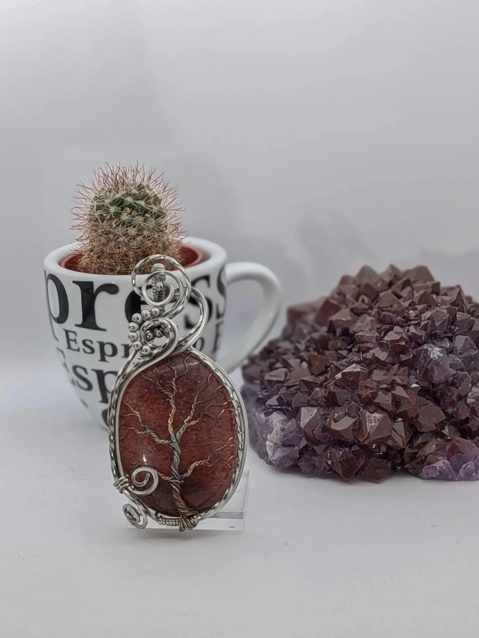 This captivating, stainless wire Strawberry Quartz tree of life pendant draws you into a stunning forest. Featuring a clean background, this piece offers a beautiful, detailed view on both sides.