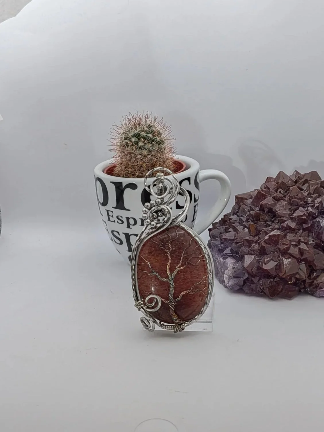 This captivating, stainless wire Strawberry Quartz tree of life pendant draws you into a stunning forest. Featuring a clean background, this piece offers a beautiful, detailed view on both sides.