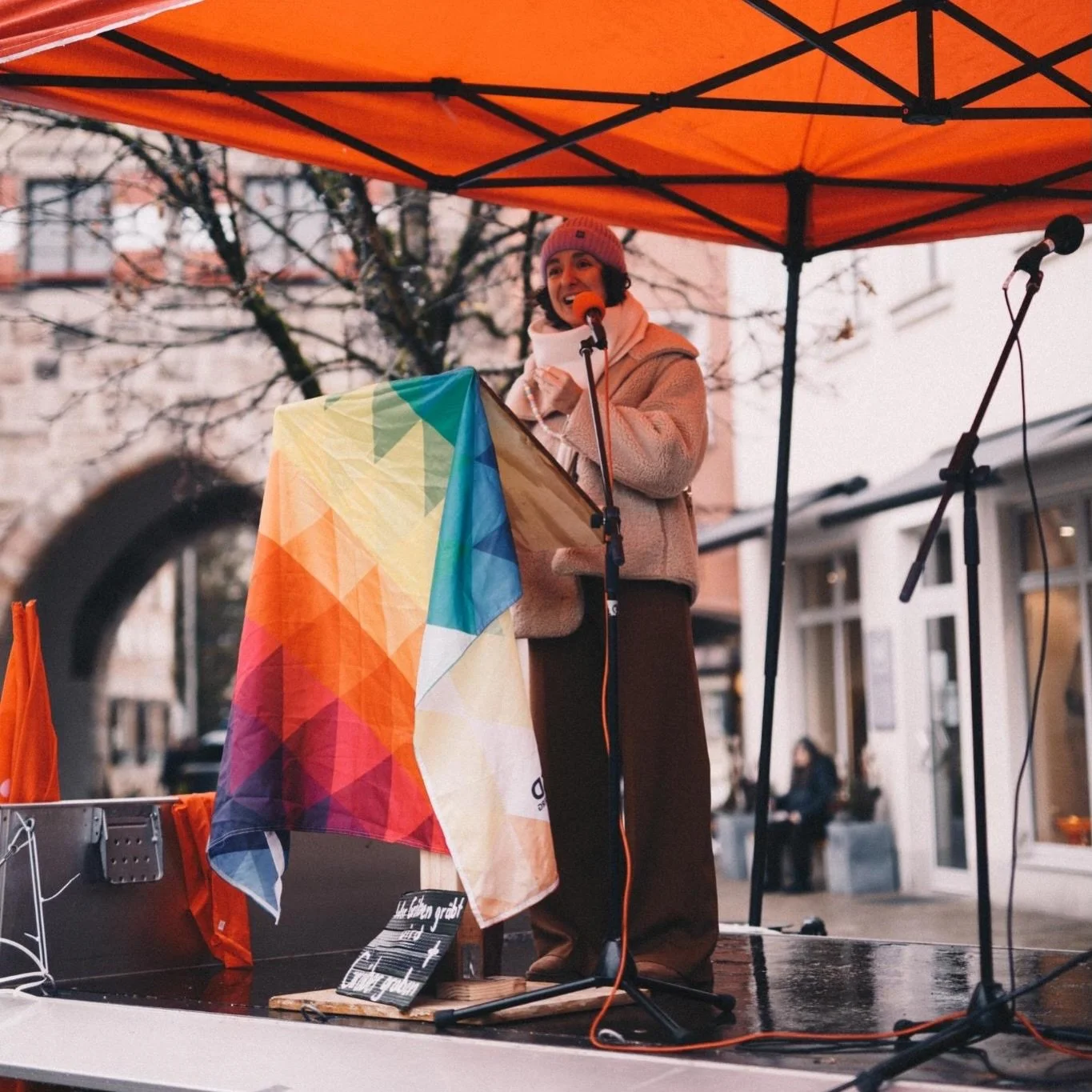 Eine Partei,
die Menschen gegeneinander aufbringt,
die Ausgrenzung normalisiert,
die Respekt und W&uuml;rde relativiert,
die unsere Gesellschaft spalten will,
hat in einer offenen, demokratischen Ordnung
keinen Platz. 

Nicht, weil wir intolerant w&a