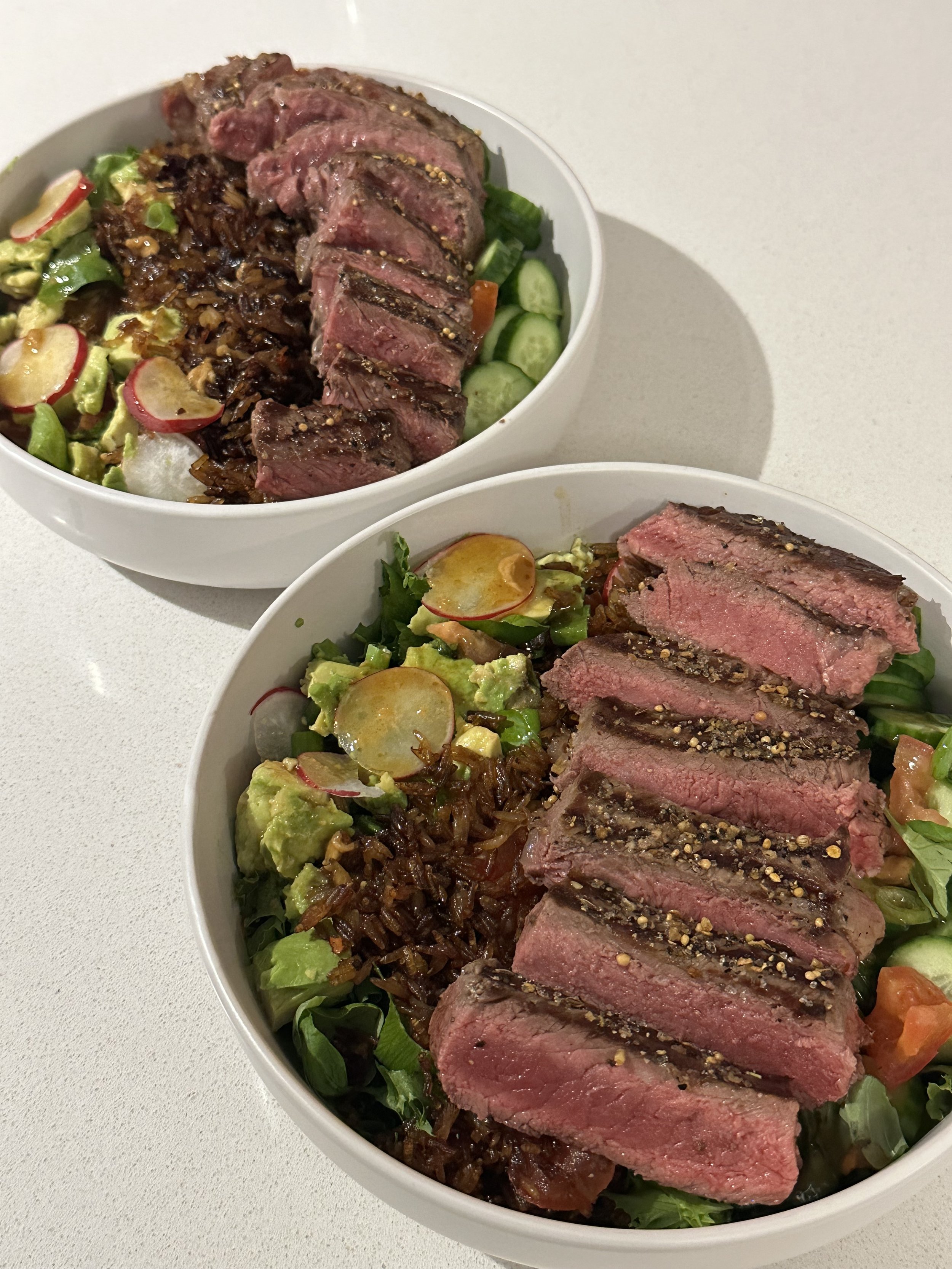 Salade de riz croustillant et steak