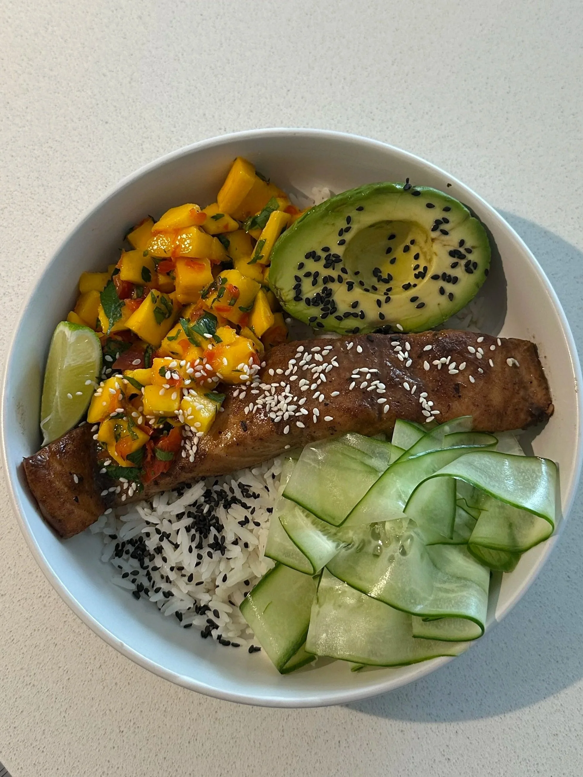 Bol de saumon, salsa de mangue Ataulfo et avocat