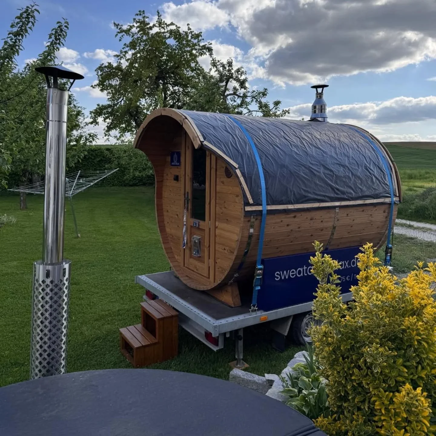 Einfach abschalten – direkt vor der eigenen Haustür. 🧖‍♀️🔥
Deine eigene Wellness-Auszeit – ohne Anfahrt, ohne Menschenmassen, ohne Stress.
Die mobile Sauna von Sweat & Relax bringt dir:
✔️ Wellness im eigenen G