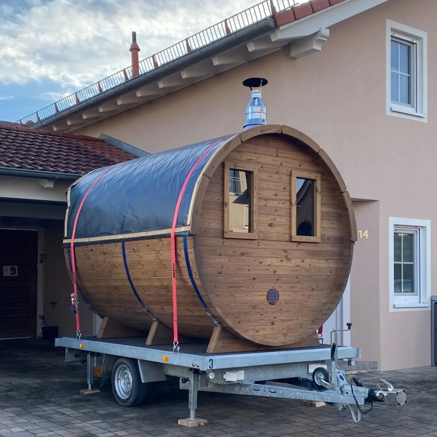 🔥 Sauna-Feeling direkt vor der Haustür! 🔥
So praktisch und stylish kann Wellness sein: Einfach die mobile Sauna in der Einfahrt parken, aufheizen, und entspannen. 🛀✨
Ob mitten in der Natur oder vor dem eigenen Carport – Ents