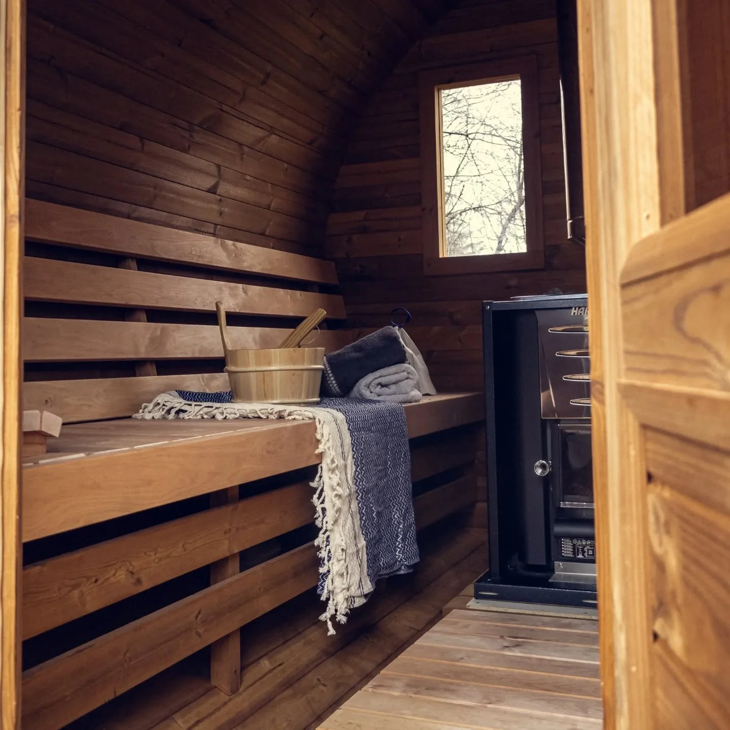 🔥 Heute der erste Einblick in das Innenleben der Sauna: Das Herzstück unserer mobilen Fasssauna – der Harvia 20 Pro Holzofen! 🔥
Tauche ein in die pure Entspannung und genieße die wohltuende Wärme dieses meisterhaft