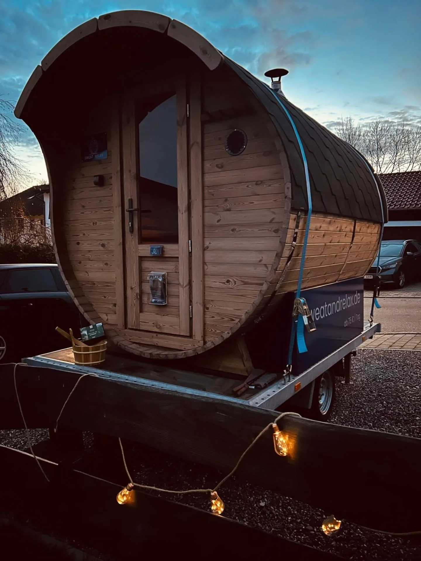 Girls&rsquo; Sauna Night in Lengdorf 🍂🔥

Letztes Wochenende durfte unsere mobile Holzofensauna wieder f&uuml;r echte Wohlf&uuml;hlmomente sorgen &ndash; drau&szlig;en D&auml;mmerlicht &amp; Lichterkette, drinnen knisterndes Feuer und jede Menge Rel