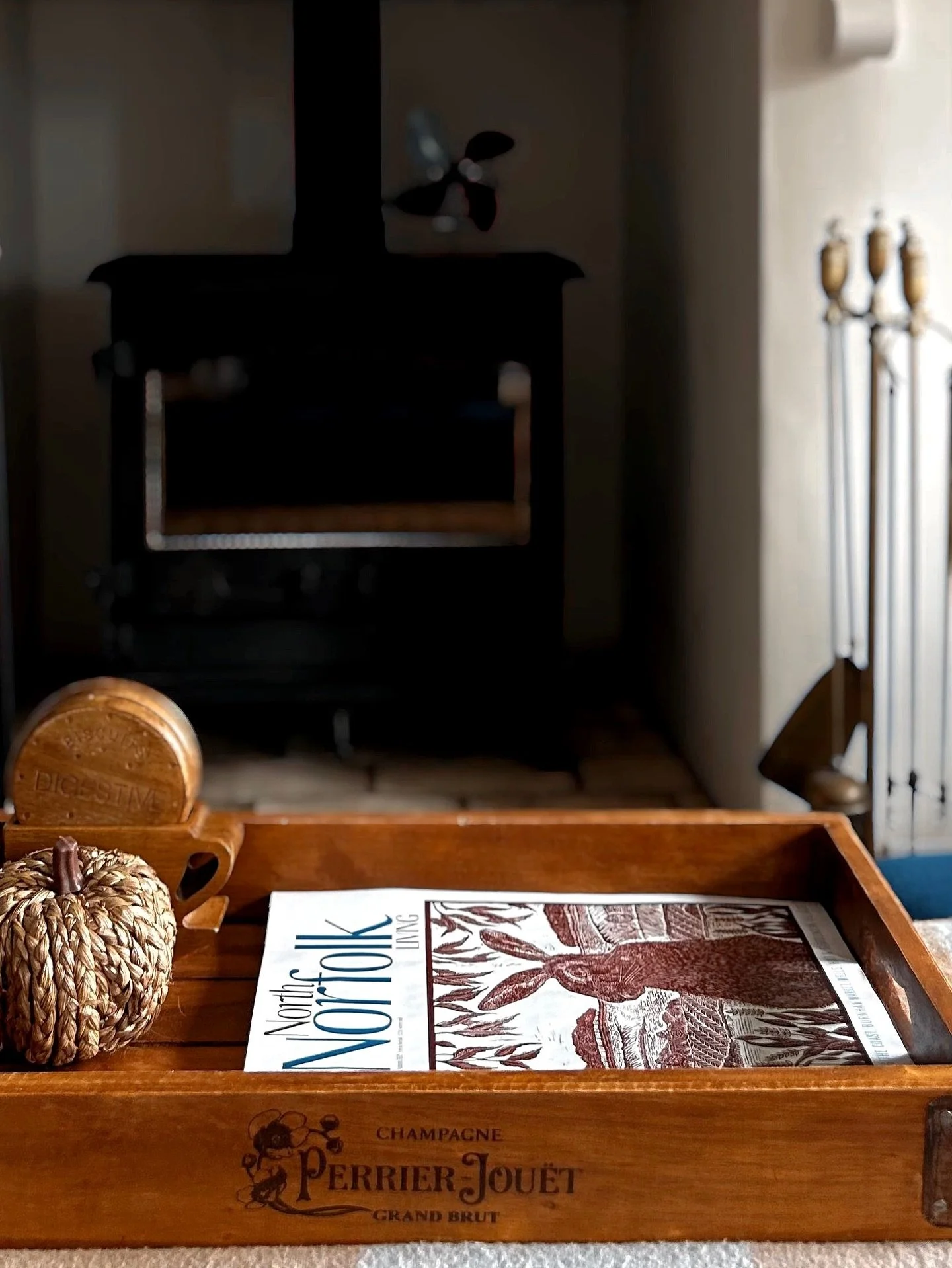 A little touch of local life, sitting pretty on the pouffe..🍂
We’ve picked up the latest issue of @northnorfolkliving magazine from @the_generalstoreringstead for our guests to enjoy during their stay- a perfect companion for a foggy Sunday,