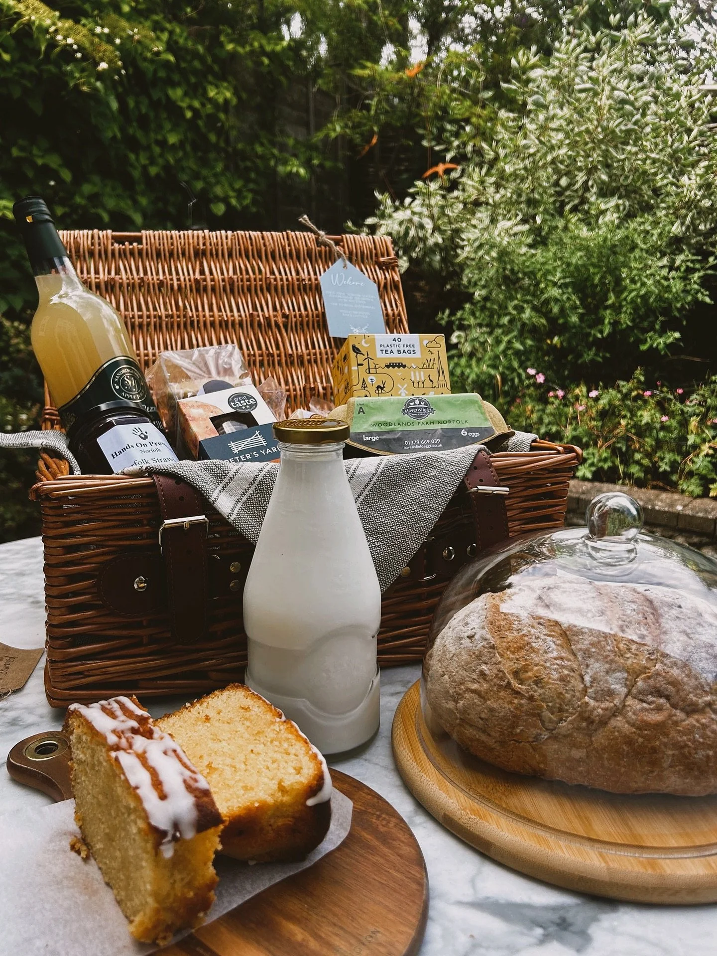 A Norfolk welcome, the Flock Cottage way 🪶💫
Our Luxury Welcome Hamper Upgrade is the perfect accompaniment to your stay, a wonderful handpicked collection of Norfolk-made delights, waiting to greet you on arrival.
Think locally baked biscuits, lo