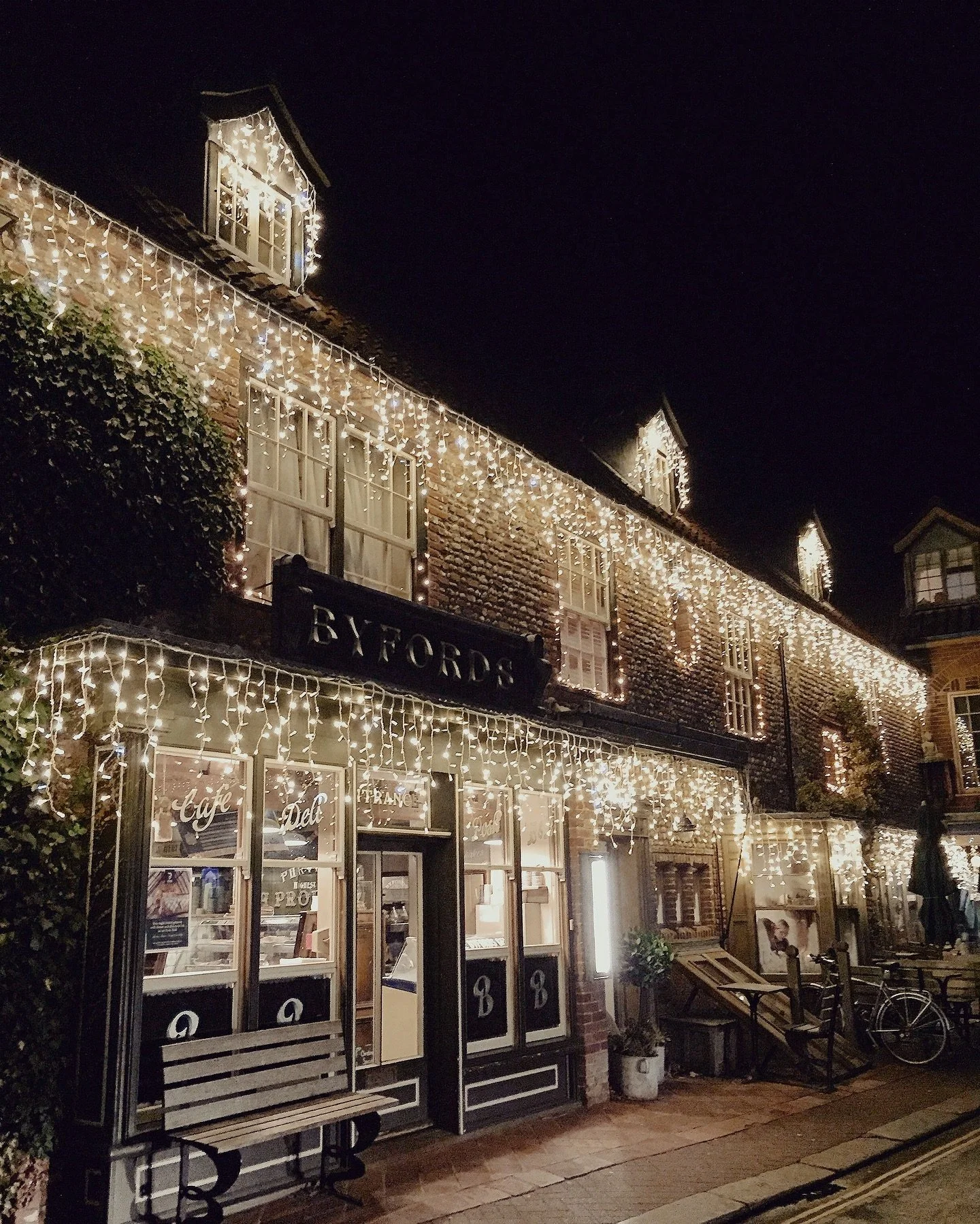 There is something so magical about North Norfolk in winter, the crisp coastal air, the festive markets, and the twinkling lights which illuminate the prettiest of villages❄️🎄🎁
This November brings Holt’s Christmas lights switch-on weekend,