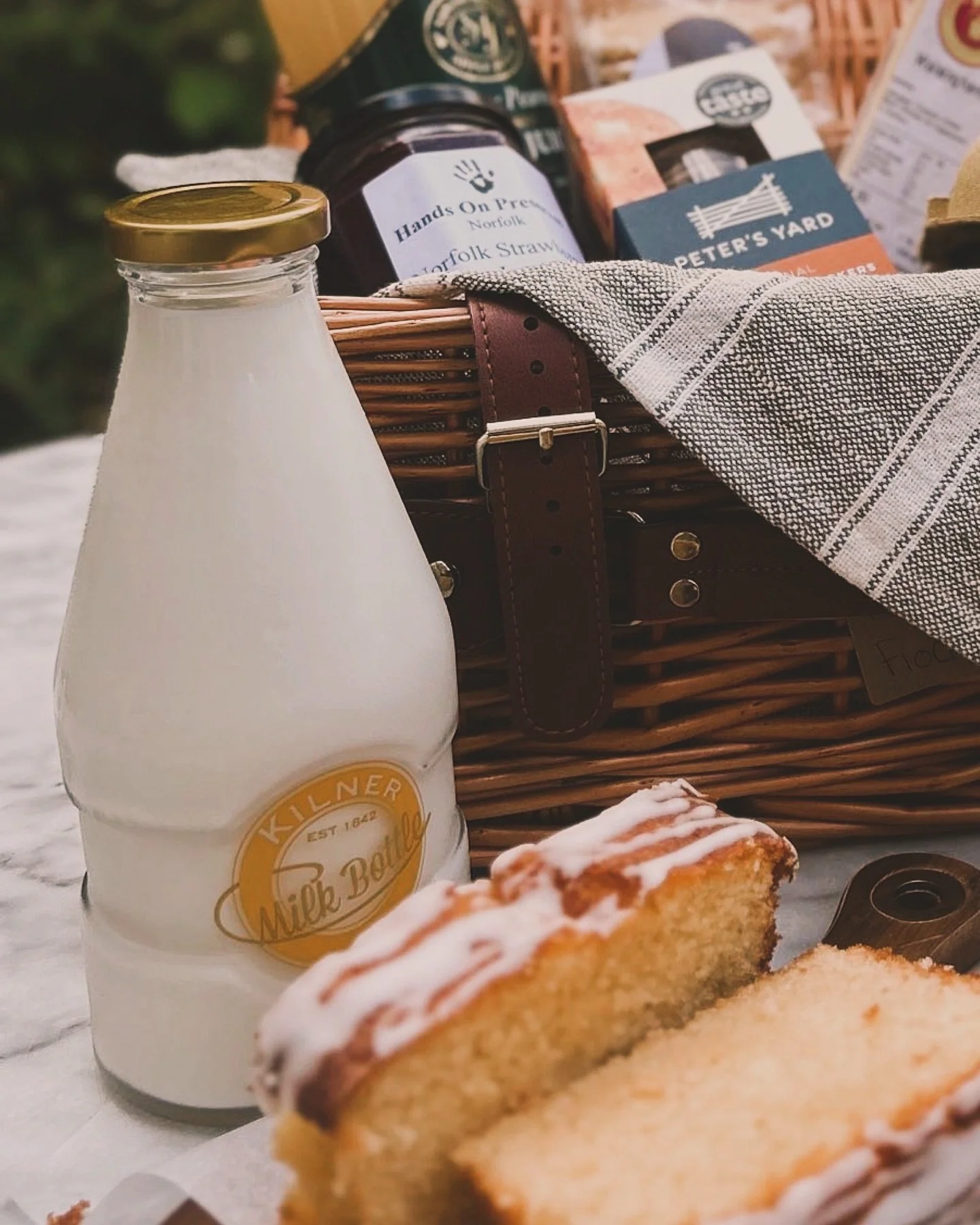 The perfect addition for birthdays, romantic escapes, mini moons or those long overdue catch-ups by the sea with old friends..👌🏼🧺 

Our Luxury Hamper is available to add on to your Norfolk cottage stay when you book with us direct @flockcottagerin