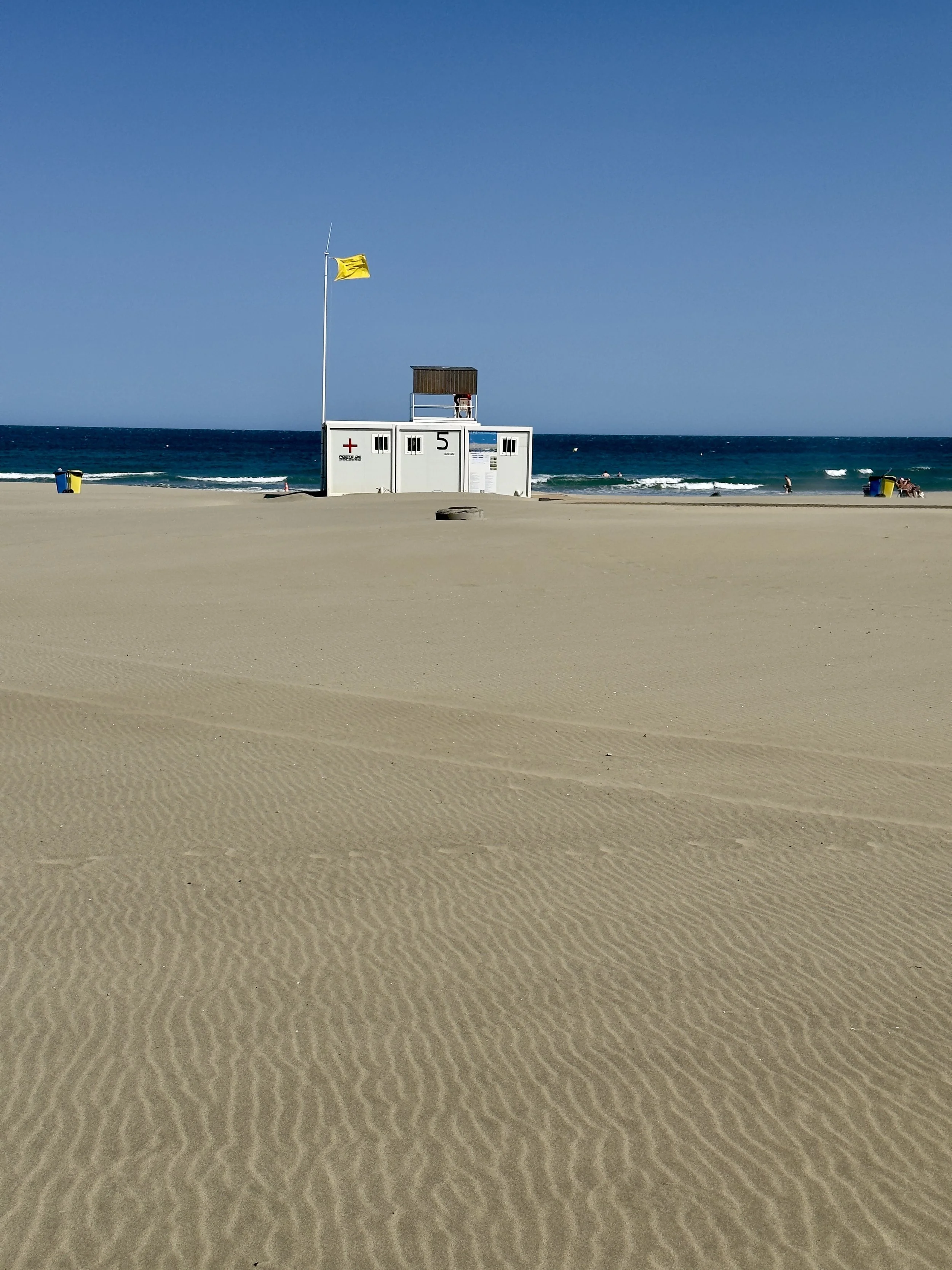 Canet-en-Roussillon beach lifeguard tower – pastel tones and clean sand