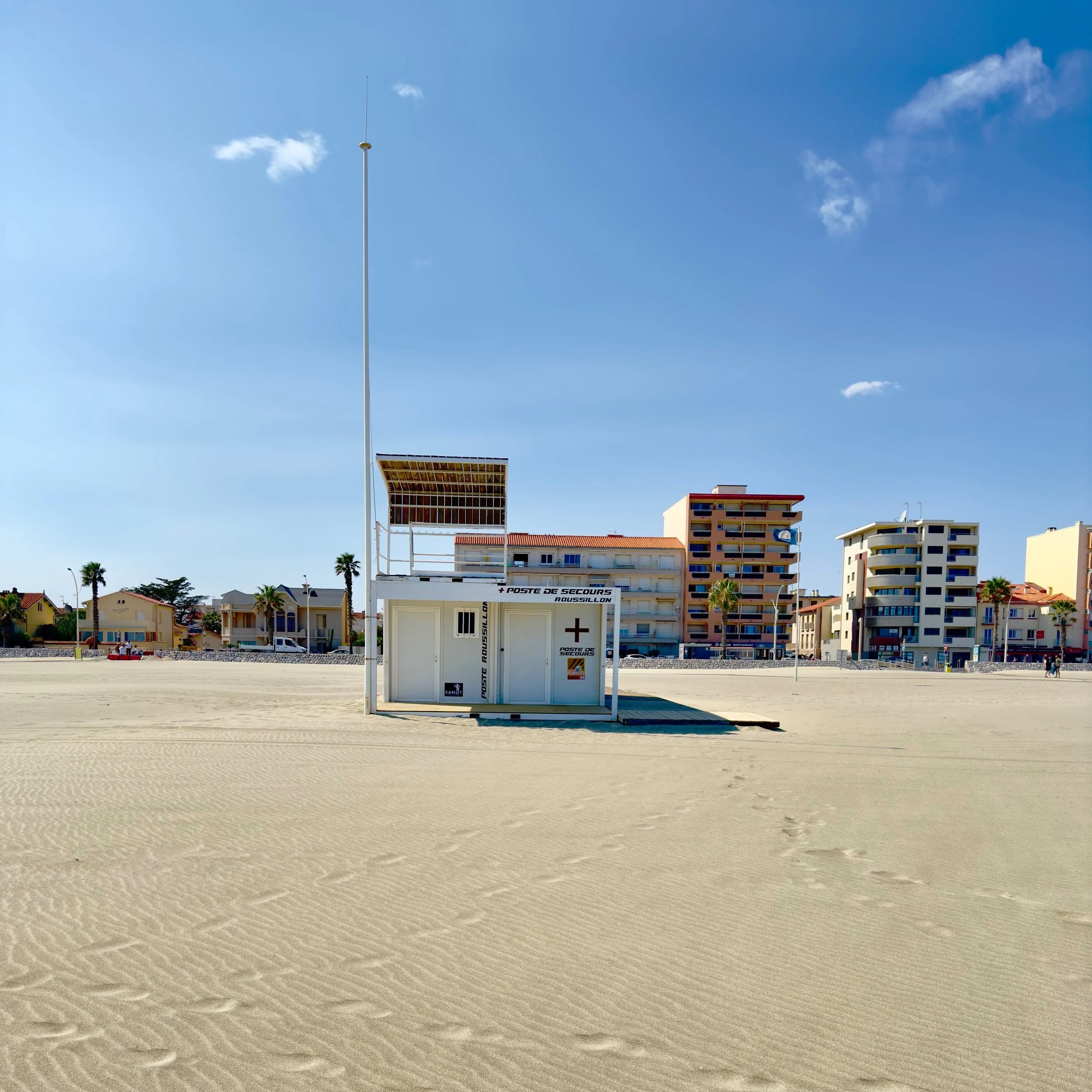 Canet-en-Roussillon beach lifeguard tower – pastel tones and clean sand