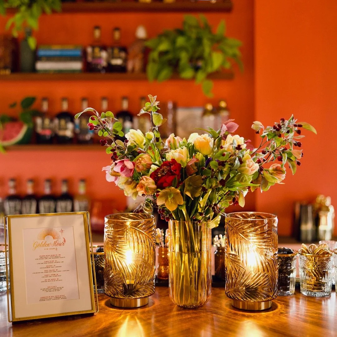 ✨✨✨FUN NEWS: The first Poppy Jar Flowers x Golden Hour Flower Workshop is live! Join @lyonrum and @poppyjarflowers at @goldenhour_rumroom on May 9th for a celebration full of flowers, rum cocktails, laughs, and beautiful memories! 💐🍹

📸: @blondebo