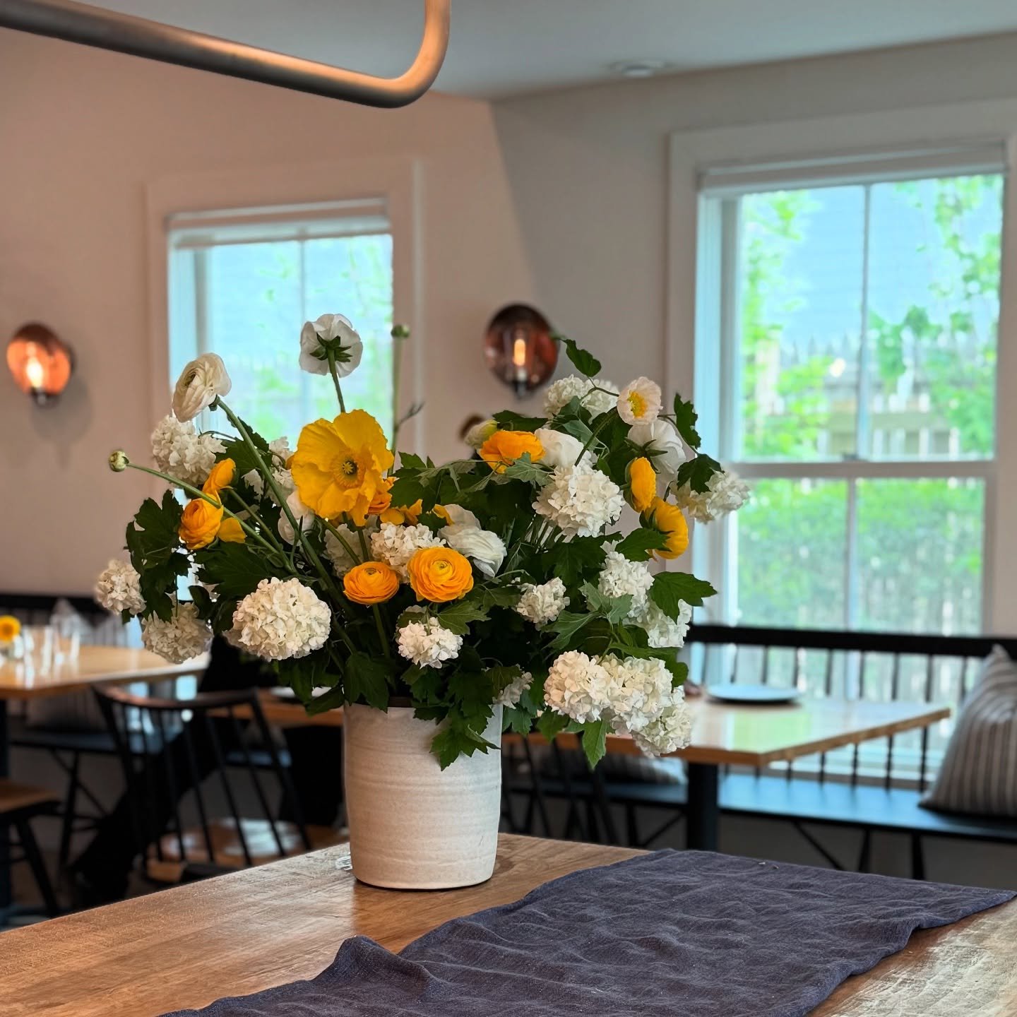 The flowers at @ruse_wildset are having a moment this week. (So is the artichoke, and the cucumber salad, and obvi the tuna handroll. Oh and the scallop crudo omg.) Point is, you should probably just go.

#restaurantflorals #restaurant #flowers #loca