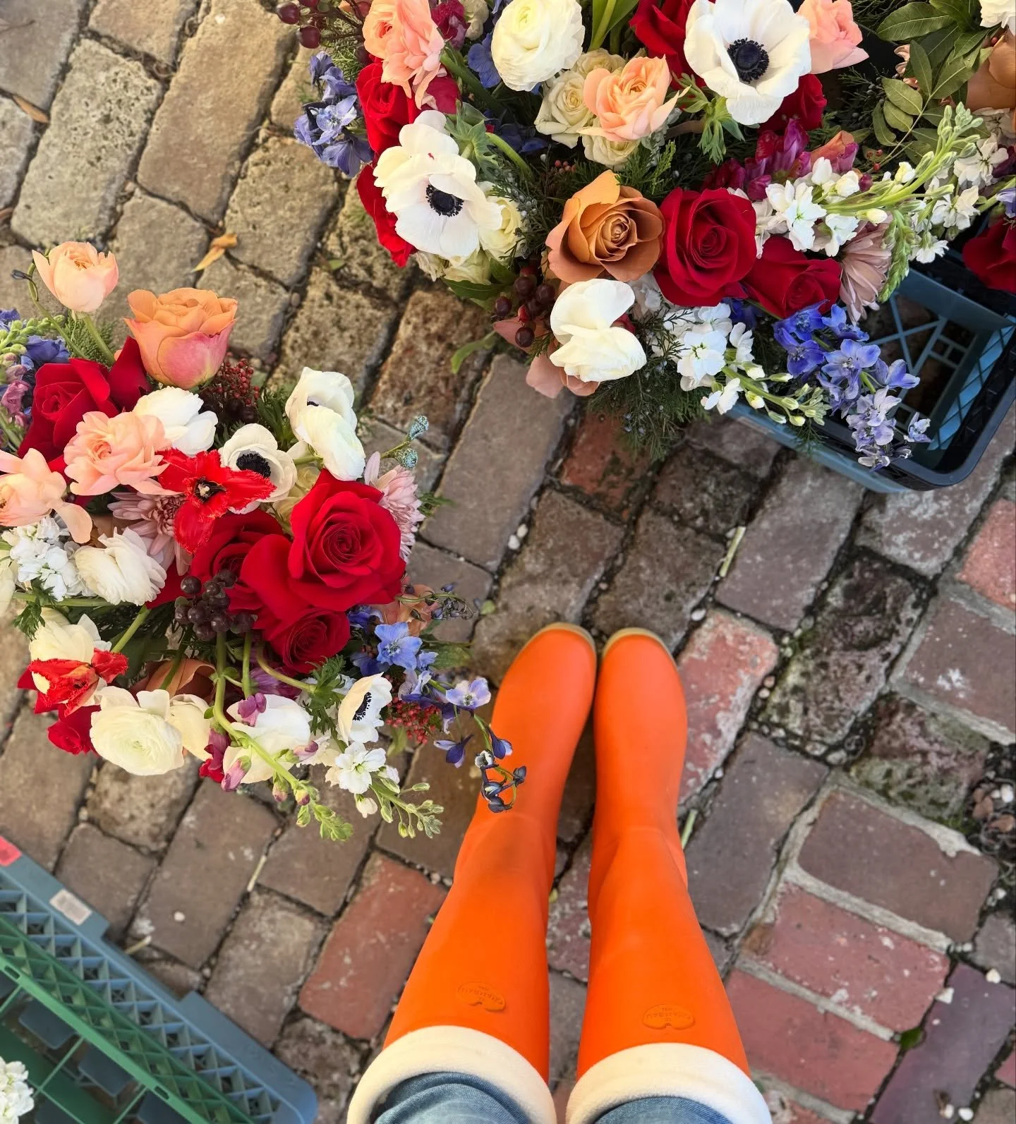 Flower Santa is on the way! Delivering goodies in her Mazdaratti. Merry merry! 💐🎅🏽