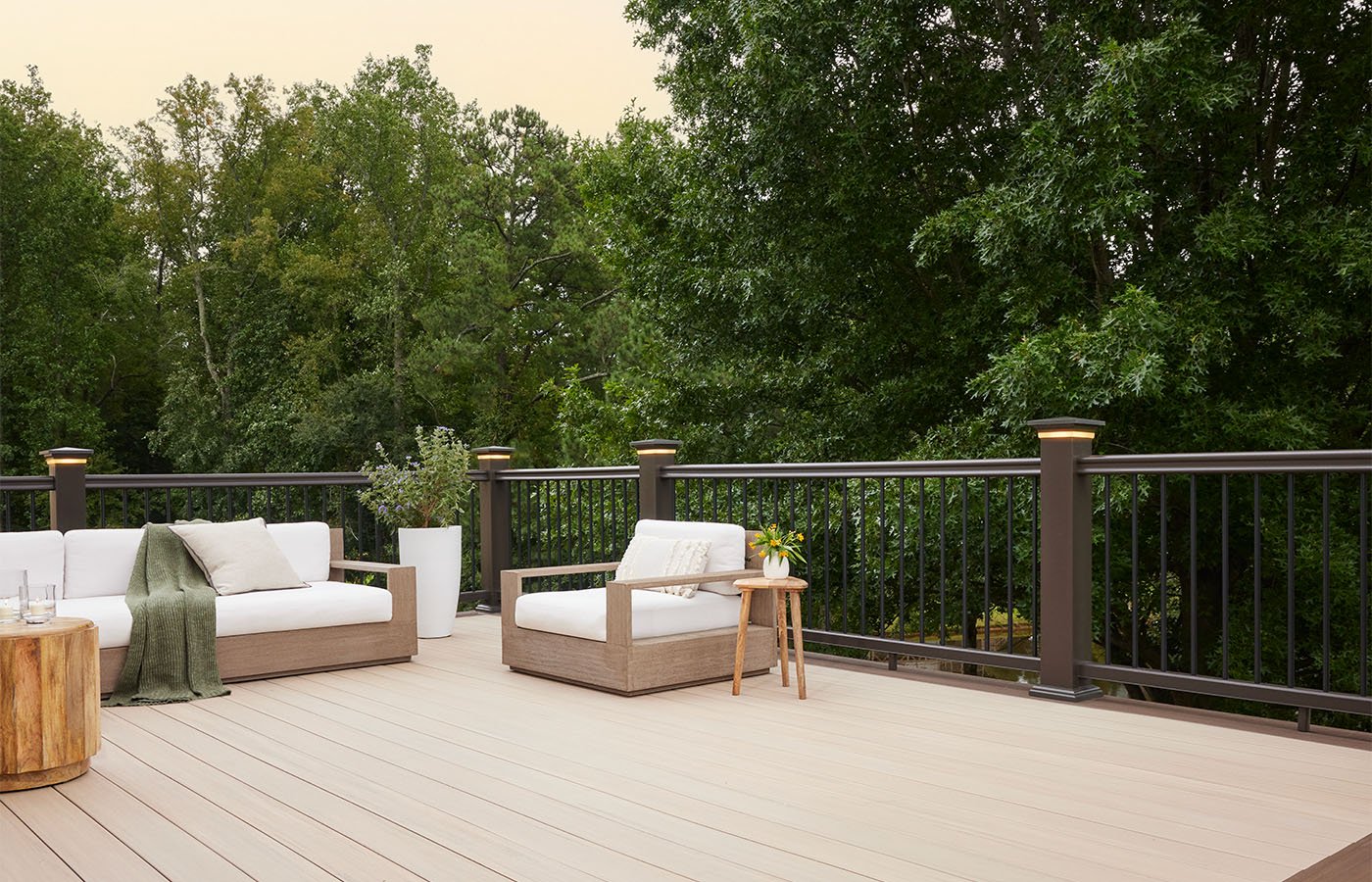 TimberTech-FrenchWhiteOak-AmericanWalnut-Kona-RRX_0096-Stitch.jpg