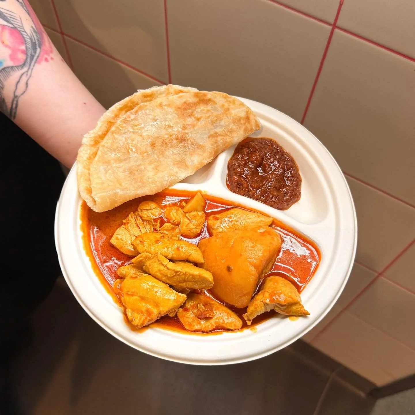 $12 CHICKEN CURRY

Come try lah, not very hard 

Served with some potatoes and sambal to warm you up!

Extra roti or rice always available for you 😉

#hawkerfood#canberrafoodies #hawkerhits