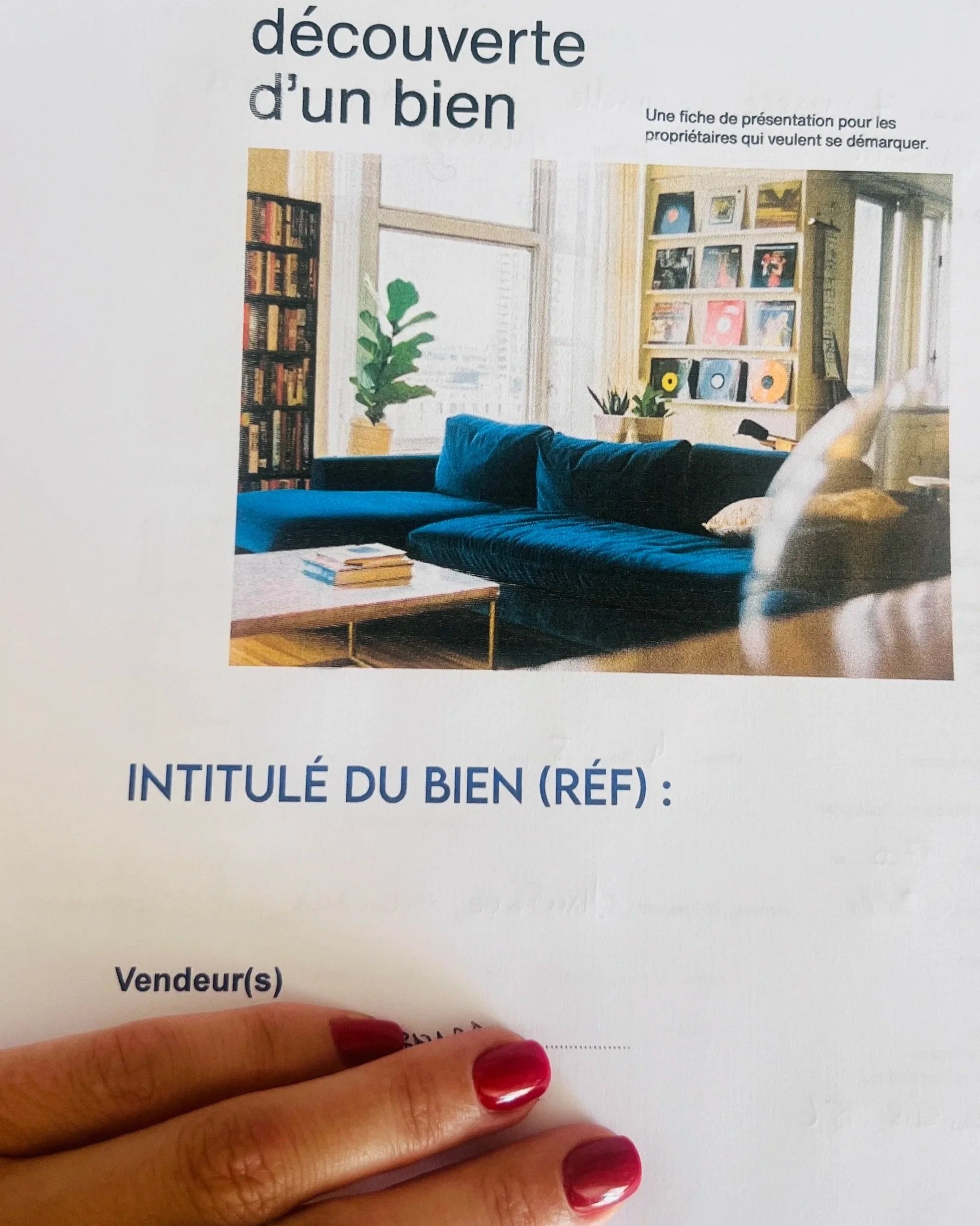 Une page d'un formulaire avec un titre en français 'découverte d’un bien', une photo d’un intérieur avec une étagère à livres, un canapé bleu, une table avec des livres, des plantes en pot près d’une grande fenêtre, et une main avec des ongles rouges en bas de l’image.