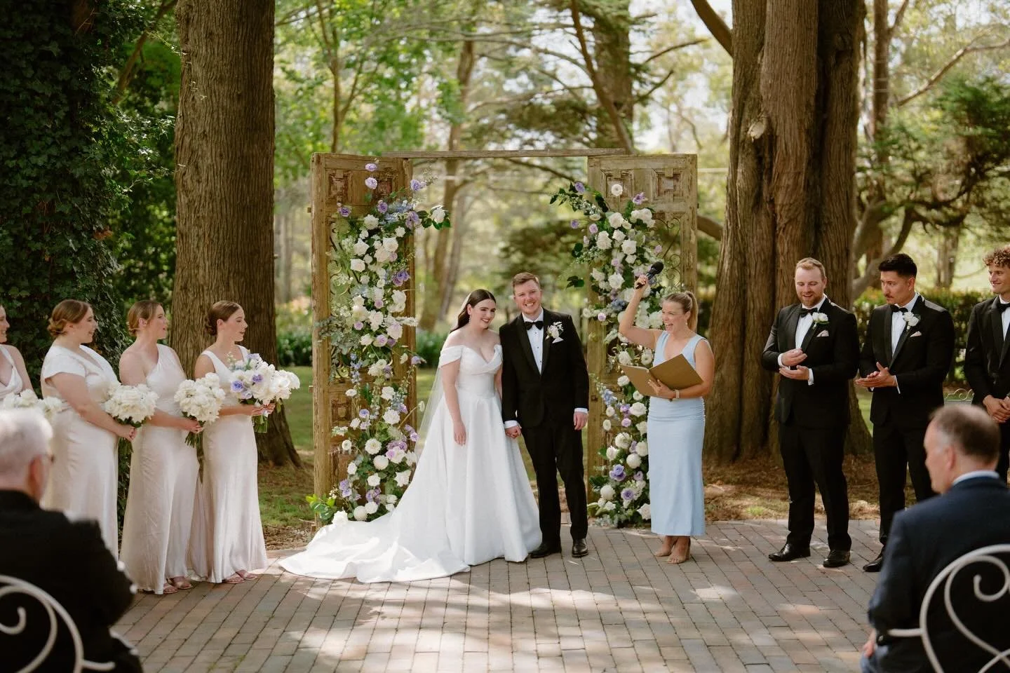 𝐖𝐡𝐨 𝐬𝐚𝐲𝐬 𝐜𝐞𝐫𝐞𝐦𝐨𝐧𝐢𝐞𝐬 𝐚𝐫𝐞 𝐛𝐨𝐫𝐢𝐧𝐠?!&hellip; 𝐍𝐨𝐭 𝐨𝐧 𝐦𝐲 𝐰𝐚𝐭𝐜𝐡!😉 

Around here it&rsquo;s all about good vibes, real moments, and keeping your guests hooked from start to finish! 💃 

Venue - @montrosehousesouthernhig