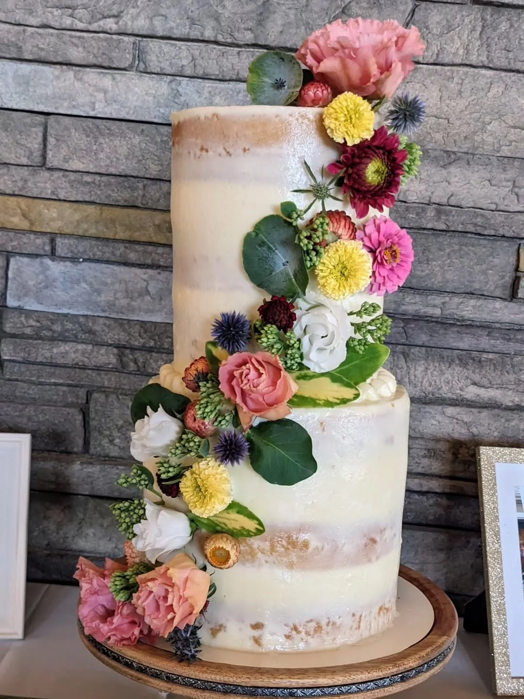 Move over bouquets...how about having your flowers and cake, too?  Last weekend we did the personal flowers for a wedding of some close friends.  All these cake flowers were 100% locally grown on our farm (and of course no chemicals at all, cause who