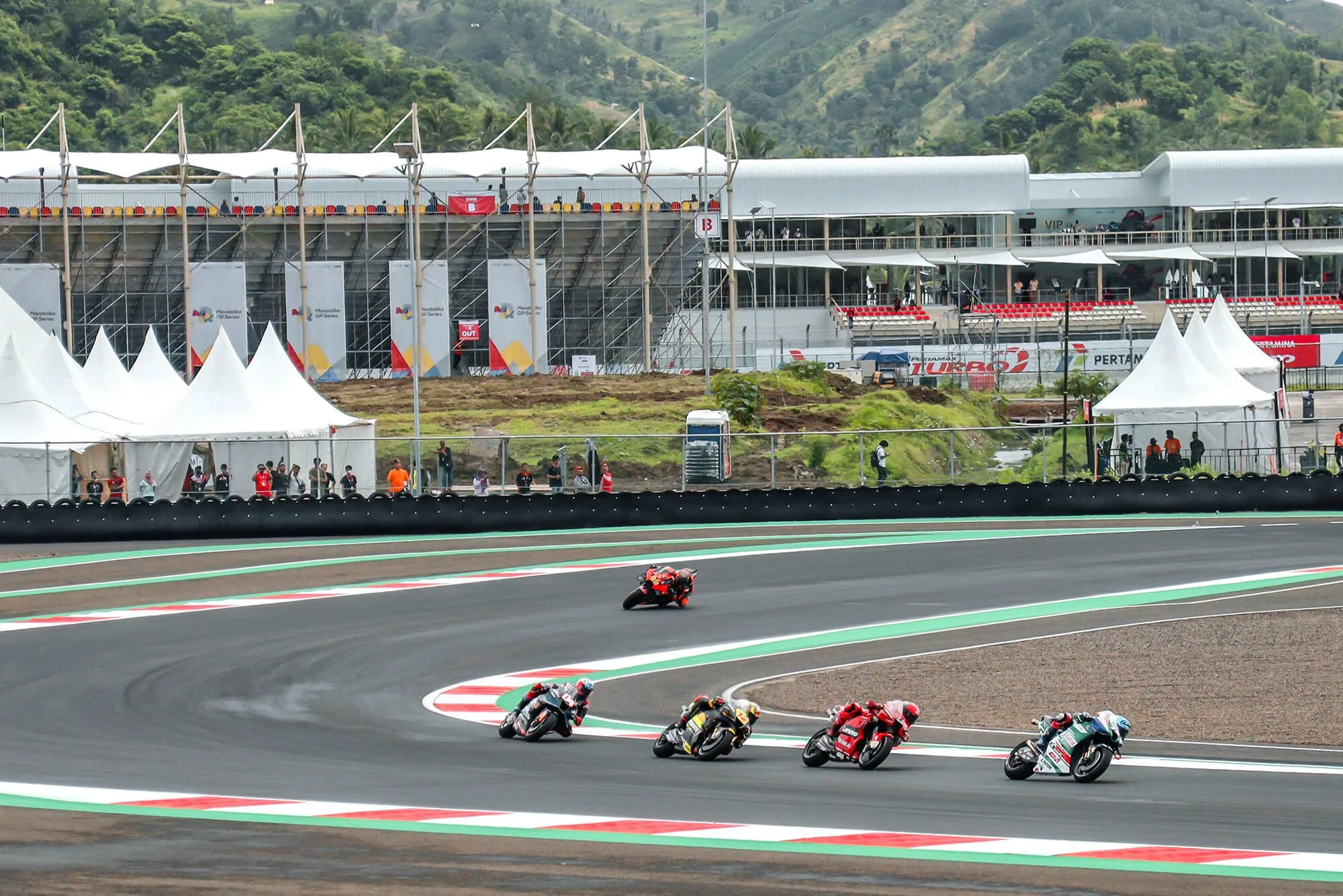 LL - MOTO GP.jpg