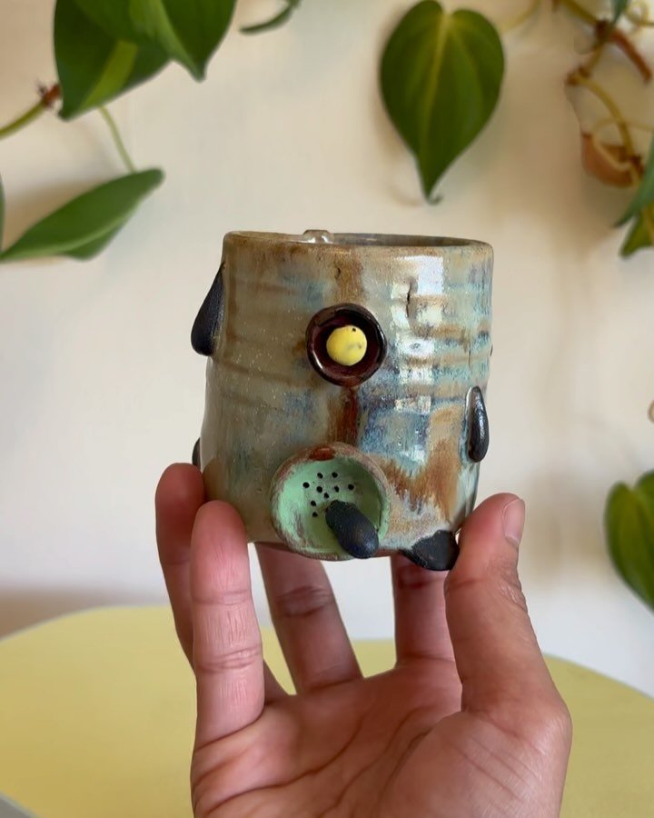 Hey, 👋 check out Mug noi (มักน้อย) 🍼 These little cups are heading to @noosaregionalgallery and they&rsquo;re just perfect as gifts 🎁 
Each one&rsquo;s handmade with love, adding a bit of playful charm and sprinkling joy to every sip. 🍀 
Come see