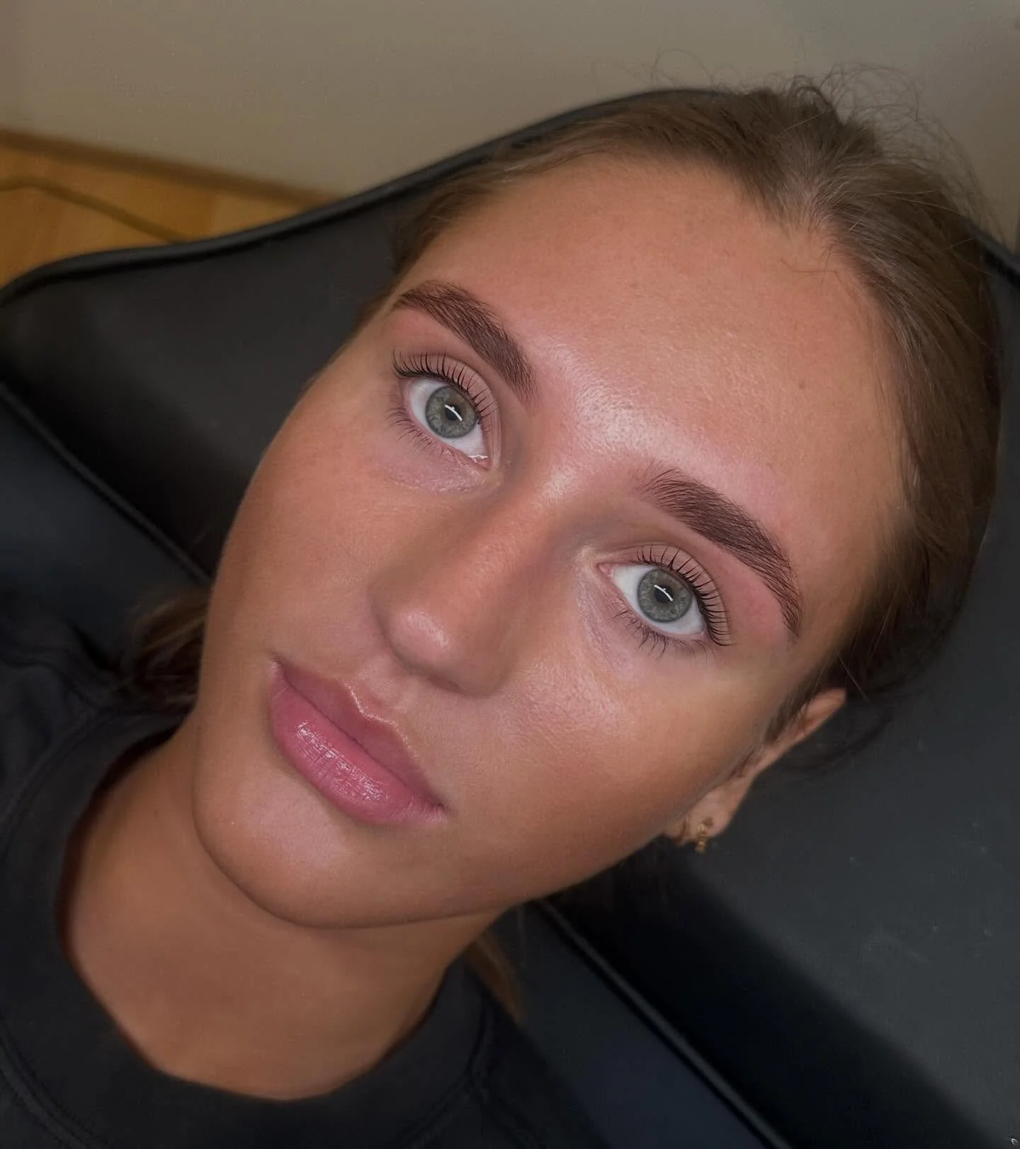 Natural and effortless brow makeover with tint and a lash lift! #browstylist #browtint #naturalbrows #lashliftandtint #browsarmadale