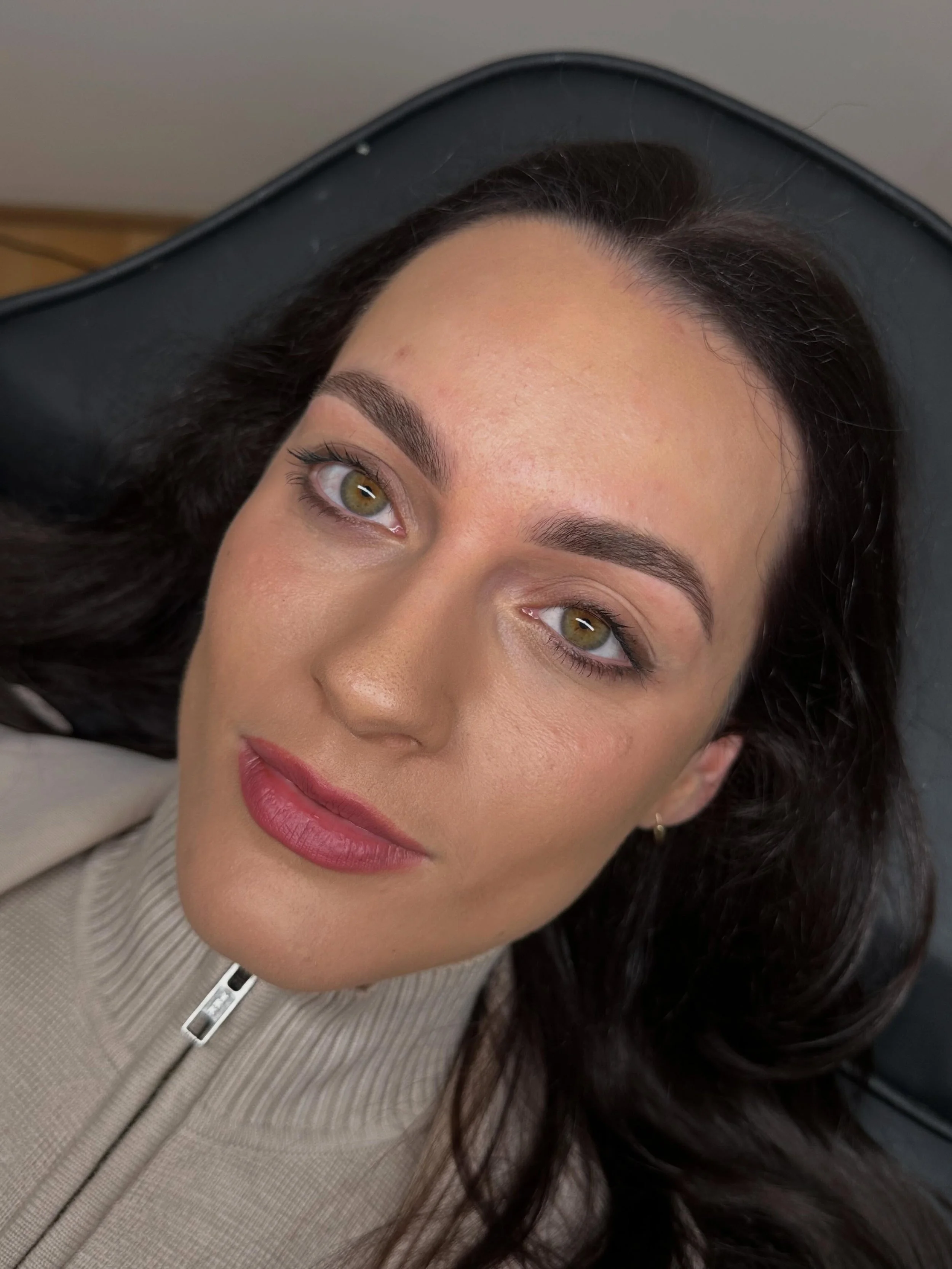 Brow Makeover with Dye! 🤩 Book your next appointment through the link in the bio #browstylist #eyebrowshaping #eyebrowtinting #browsarmadale #highstreetarmadale