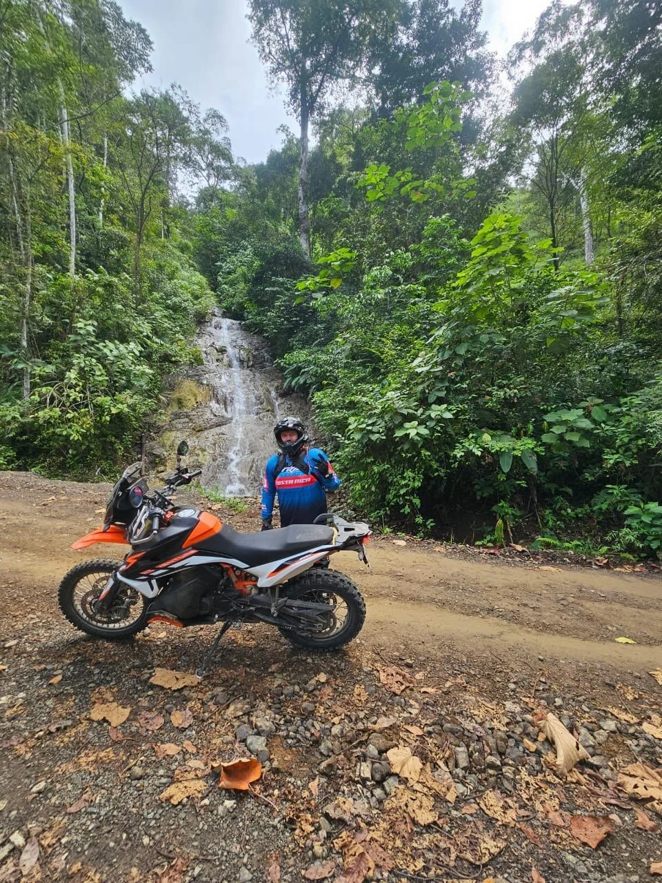 Thankful for an incredible week in Costa Rica 🇨🇷
Huge shoutout to @mototrailcr for an unforgettable riding experience &mdash; rainforest mud, creek crossings, cloud-level climbs&hellip; couldn&rsquo;t ask for better people or better terrain.
And bi
