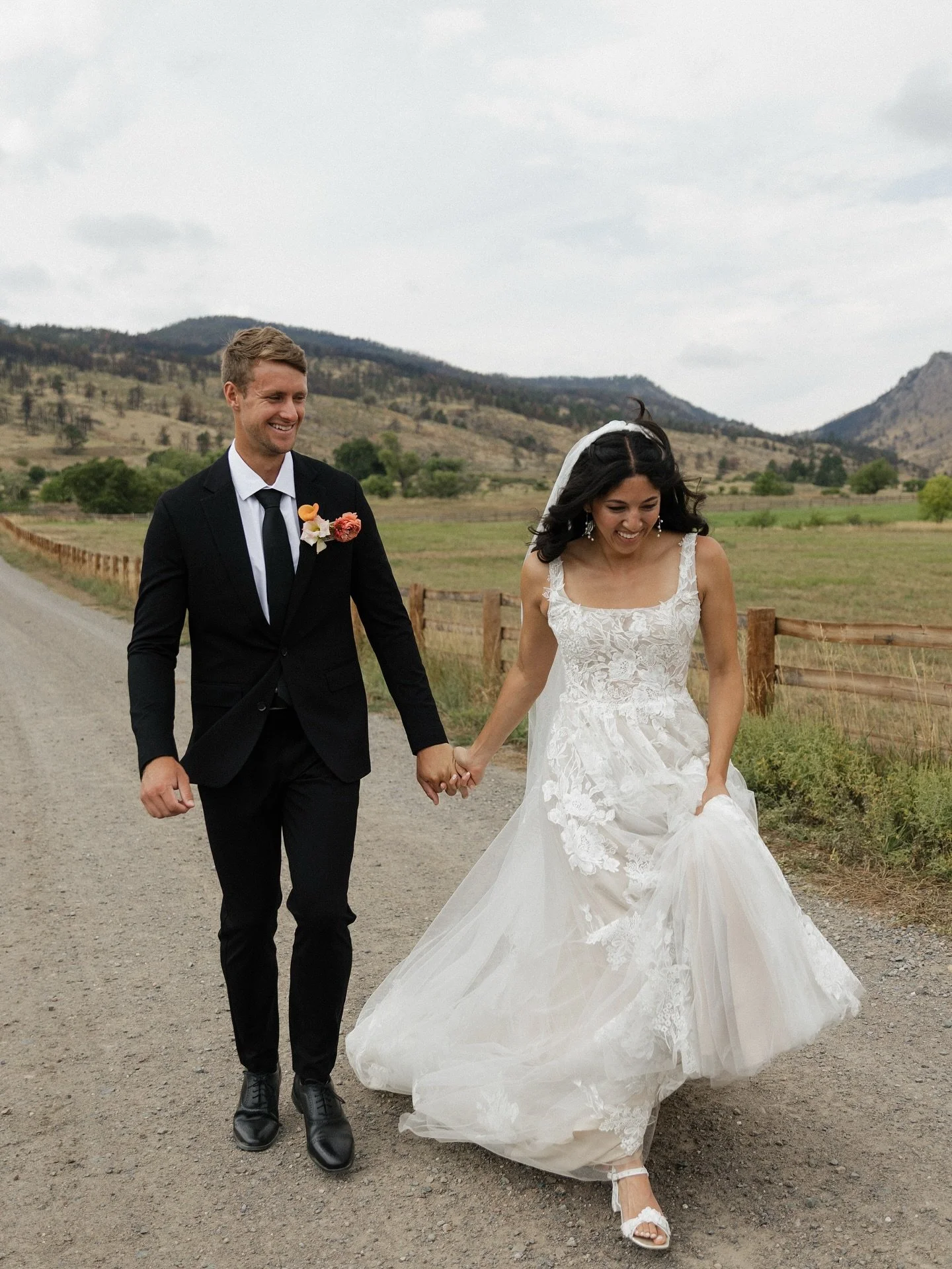 Some weddings are loud and glittery, some are soft and grounded. This one felt like a breath of mountain; beautiful, calm, and completely effortless. The kind that reminds you why you do this work.

Planner - @Coloradoeventco
Venue - @sylvandaleranch