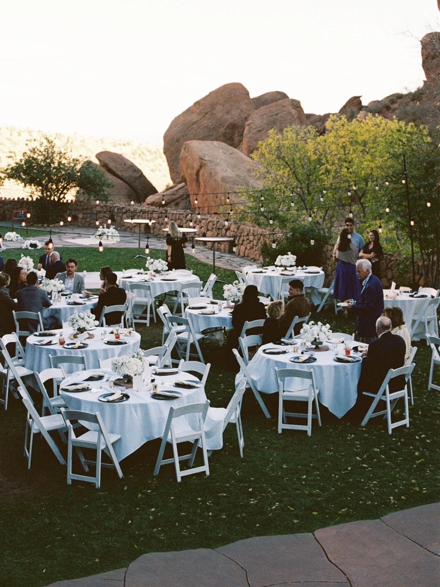Dinner on the lawn at Red Rocks Trading Post while the sun sets will never not be my favorite view. Even through all the wind, weather, and concerts, every wedding day ends up having moments just like these and I&rsquo;m obsesseddddd 

Photographer -