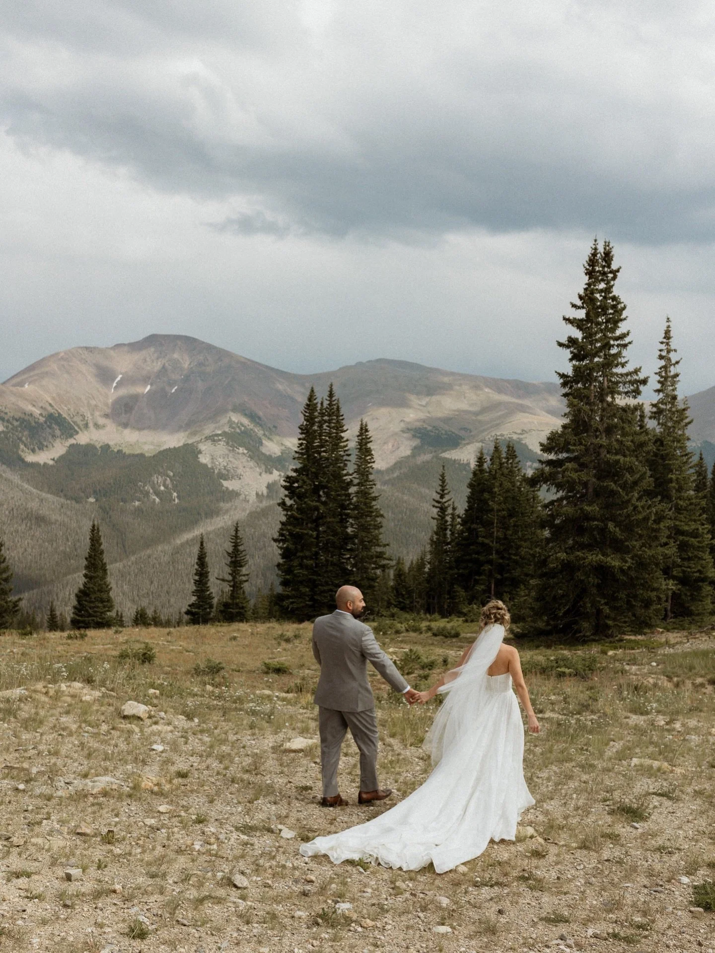 Love at 11,000ft looks a little something like this ❤️&zwj;🔥

Planner - @Coloradoeventco
Venue - @winterparkresort
Photographer - @parkers.picturesss
Videographer- @skyfilmsco
Content Creator - @sealthedealsocials
Florist - @sbblooms
Rentals - @colo