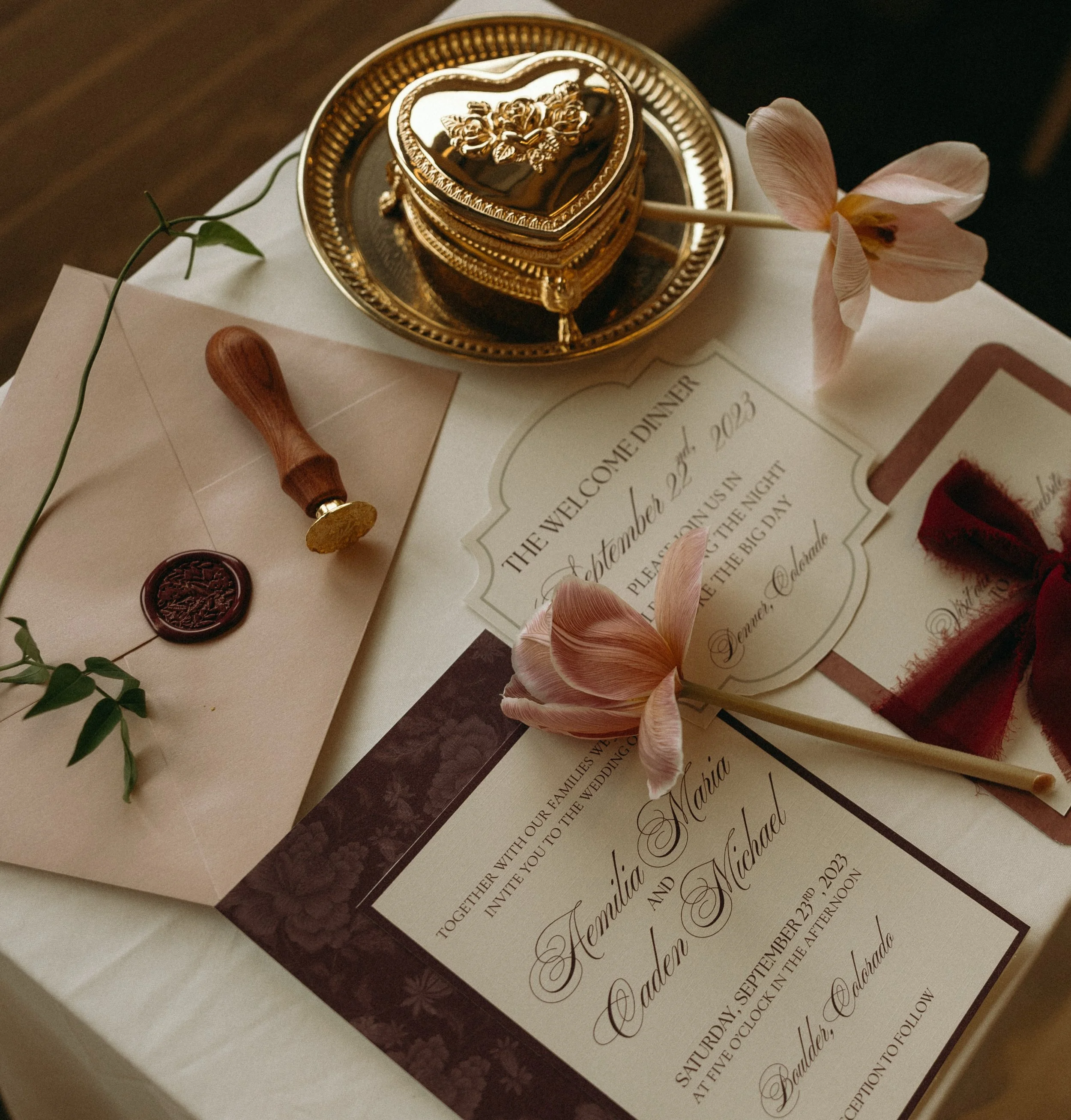 Hi My name is Aemilia and I have an unhealthy obsession with moody flat lays 🙃

P.S. YES we offer full service invitation suites! Send me a message to learn more 

#wedding #weddinginvitation #moodywedding #coloradoweddings #flatlay 

Colorado Weddi
